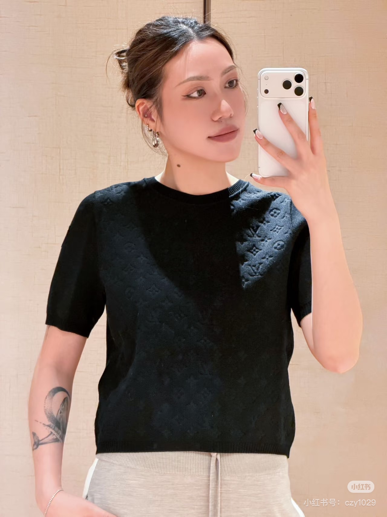 NO:796685,LOUISVITTON2026 spring and summer jacquard short-sleeved T-shirt, soft and elastic. Fully printed LV presbyopia jacquard, with a strong three-dimensional effect and perfect details!  The round neck design is simple and elegant, and the cuffs have brand logo patches, which make it highly recognizable. It can be worn alone or layered with it. It can be easily used in daily casual and light luxury occasions. It is a must-have and versatile item in the summer wardrobe!  SML,,louis vuitton,louis vuitton,T-shirt,tees,t-shirt,19860909LOUISVITTON2026春夏提花短袖T恤,柔软有弹性.满印LV老花提花,立体感超强,细节满分！圆领设计简约大方,袖口品牌标识贴布,辨识度UP 单穿或内搭都很OK,日常休闲、轻奢场合都能轻松驾驭,是夏季衣橱必备百搭单品！SML,,louis vuitton,louis vuitton,T-shirt,tees，t-shirt,,Women's clothing