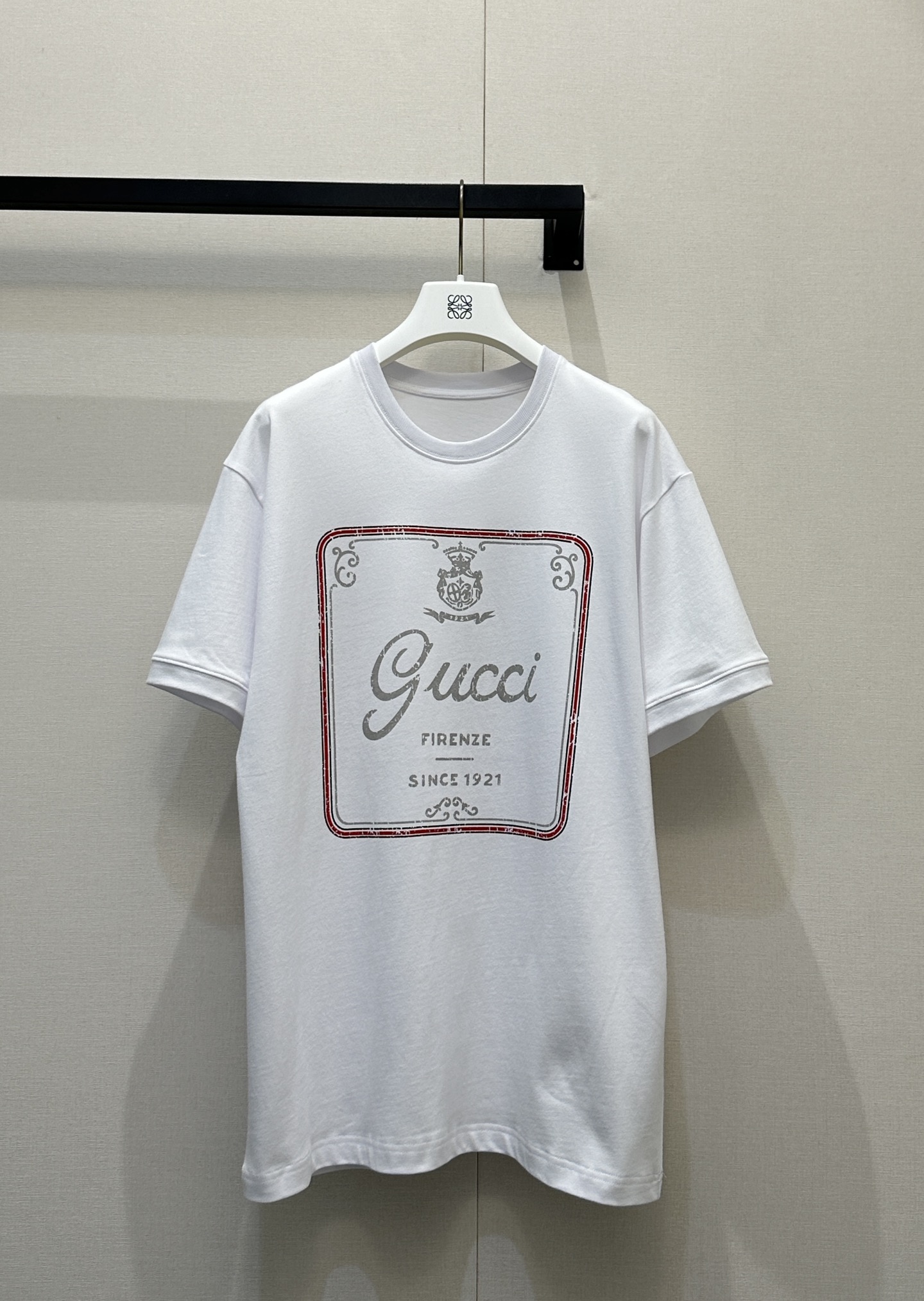 NO:797171,Gucci 26 Retro Badge Print T-Shirt This Gucci short-sleeved T-shirt is presented in a classic round neck straight fit. It has an old-style red frame badge print on the front, with 'Gucci' written in handwriting in the center, and 'FIRENZE' and 'SINCE' below.  1921', with retro heraldry and curly grass pattern decoration, full of Italian retro texture. Made of heavyweight pure cotton fabric, soft and skin-friendly, it not only retains the brand's iconic retro luxury feel, but also can be easily adapted to various scenes such as daily leisure and commuting. It is a versatile item that shows off your taste in a low-key manner. Real photos of large quantities, gucci, T-shirt, tees, t-shirt,19860909Gucci 26复古徽章印花T恤这件Gucci短袖T恤以经典圆领直筒版型呈现,正面印有做旧风格的红框徽章印花,中央是手写体「Gucci」字样,下方标注「FIRENZE」与「SINCE 1921」,搭配复古纹章与卷草纹装饰,充满意式复古质感.选用重磅纯棉面料,触感柔软亲肤,既保留了品牌标志性的复古奢华感,又能轻松适配日常休闲、通勤等多种场景,是低调彰显品味的百搭单品.大货实拍,,gucci,T-shirt,tees，t-shirt,,Women's clothing