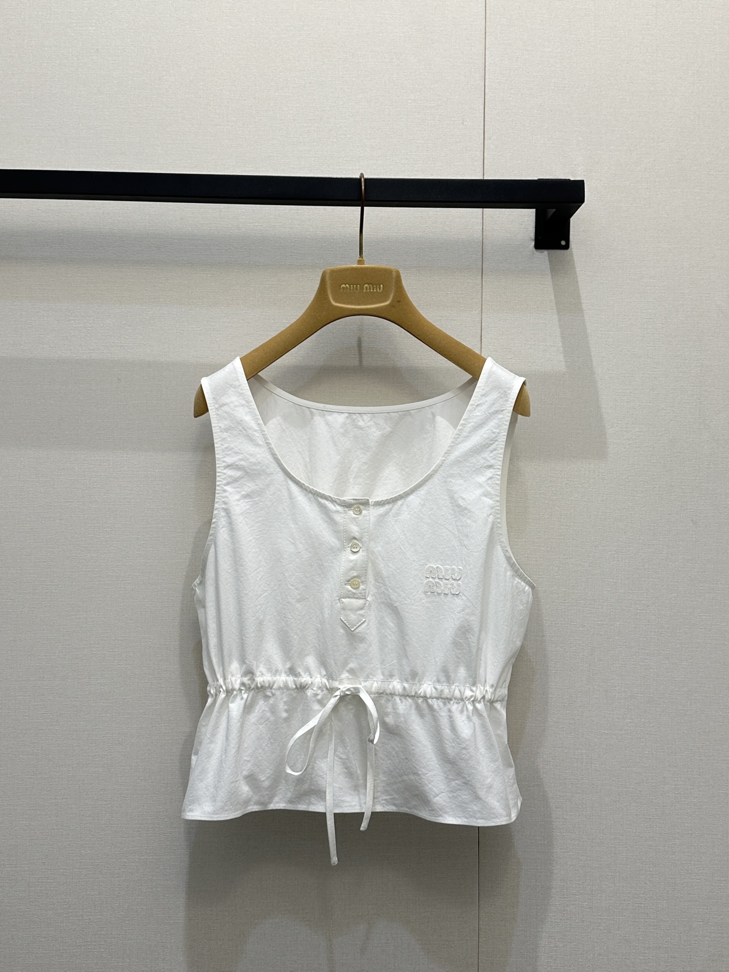 NO:797189,*26new letter patch embroidered white drawstring vest is made of light and breathable cotton fabric, super comfortable to wear in spring and summer!  U-shaped collar + buttons on the chest, adjustable waist drawstring, modified waistline and a sense of hierarchy. Exclusively customized imported yb cotton and linen blended material, embroidered logo on the chest is low-key and exquisite, simple without losing details!  The sleeveless design is refreshing and neat. It looks great when paired with skirts or straight pants. It can be easily used for daily outings, dates, and exhibitions. It has a sweet and cool girly look!  1:1 Awesome version, the latest spring and summer items, look out for the exclusive high version, SML real shots of large products,,skirts,19860909*26new字母贴布绣白色抽绳背心轻薄透气棉质面料,春夏穿超舒服！U型领+胸前纽扣,腰部抽绳可调节,修饰腰线又有层次感 独家定制进口yb棉麻混纺材质,胸口刺绣Logo低调精致,简约又不失细节！无袖设计清爽利落,搭配半裙或直筒裤都很出彩,日常出街、约会、逛展都能轻松驾驭,甜酷少女感满分！1:1超赞版型,春夏最新单品,认准独家高版本 SML大货实拍,,skirts,,Women's clothing