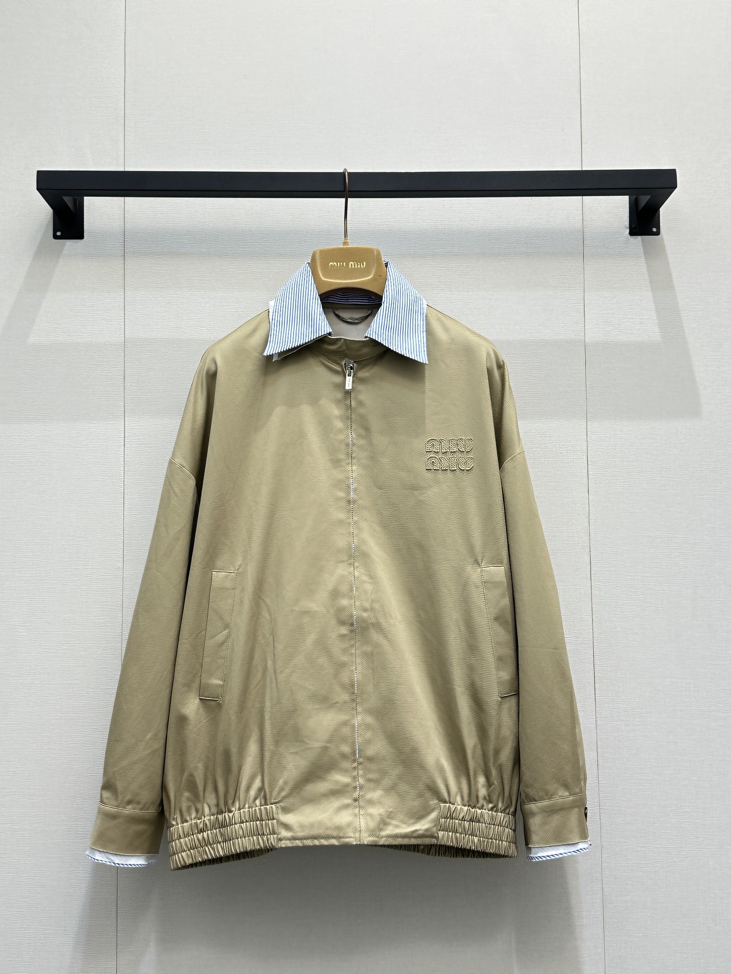 NO:797166,Miu* 26Ss early spring new style logo striped lapel spliced ​​jacket short jacket丨Exclusively developed by yb!  Top quality production!  The iconic logo embroidery and striped lapel splicing cleverly combine the college feel with the retro workwear feel. The loose shoulder silhouette is matched with the elastic gathers at the hem, which is neat but casual and lazy. The khaki tone is suitable for all spring scenes. It is the core item of the 'miu series' that will never go out of style in the wardrobe. Ready for sale S/M/L large quantities of real shots,,miumiu,jackets & coats,jackets & coats,19860909Miu* 26Ss早春新款 徽标条纹翻领拼接夹克短外套丨独家yb开发！顶级高版出品！标志性徽标刺绣与条纹翻领拼接,将学院感与复古工装感巧妙融合.宽松落肩廓形搭配下摆松紧收褶,利落中带着随性慵懒,卡其色调适配春日所有场景,是衣橱里永不过时的“miu系”核心单品.现货发售S/M/L大货实拍,,miumiu,jackets & coats,jackets & coats,,Women's clothing