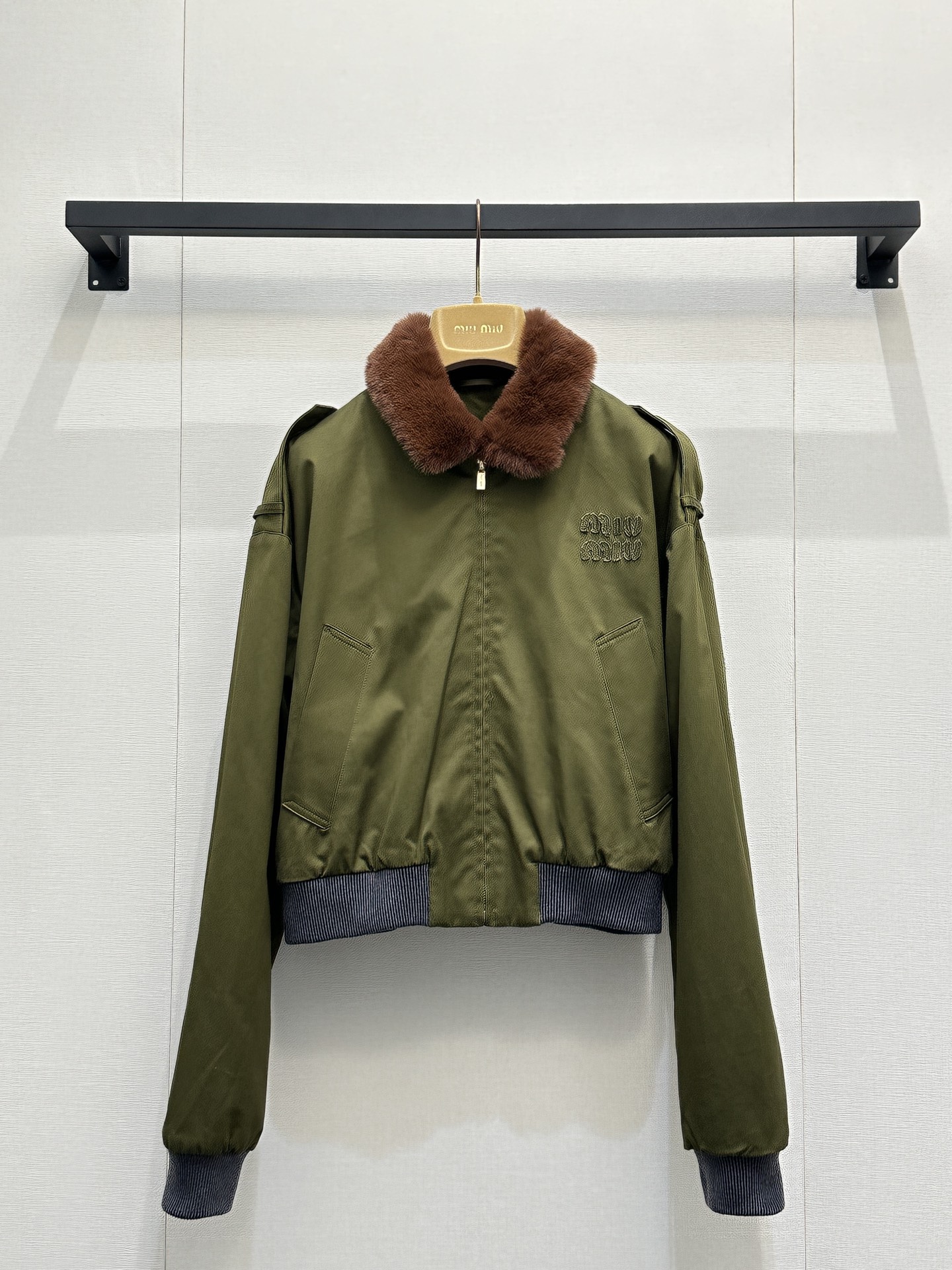 NO:797172,Jacket Miu Mi* 26Ss early spring new style retro college style olive green suit丨Exclusively developed by yb!  Top quality production!  This olive green jacket and skirt suit is a must-have for this season's relaxed look. The jacket is made of crisp cotton fabric, with plush lapels and ribbed cuffs, injecting a gentle texture into toughness; the embossed logo on the chest is low-key for recognition, and the loose cut is suitable for all body types.  Very friendly. The skirts of the same series have a drawstring waist to create a lazy pleated feeling, and the A-line shape cleverly modifies the leg lines. The whole set can be worn with salt or sweet, with a bright shirt underneath to create a layered look, or worn alone with a jacket and jeans, easily suitable for various occasions in early spring. Available now.  S/M/L large goods real shot,,miumiu,skirts,jeans,jackets & coats,jackets & coats,shirts,19860909外套 Miu Mi* 26Ss早春新款 复古学院风橄榄绿套装丨独家yb开发！顶级高版出品！这套橄榄绿夹克半裙套装是本季必入的松弛感担当.夹克采用挺括的棉质面料,搭配毛绒翻领与罗纹袖口,在硬朗中注入温柔质感；胸前的浮雕徽标低调彰显辨识度,宽松剪裁对各种身形都十分友好.同系列半裙以抽绳腰头营造慵懒褶皱感,A字版型巧妙修饰腿部线条.整套搭配可盐可甜,内搭亮色衬衫打造层次感,或单穿夹克搭配牛仔裤,轻松适配早春的各种场合.现货发售 S/M/L大货实拍,,miumiu,skirts,jeans,jackets & coats,jackets & coats,shirts,,Women's clothing