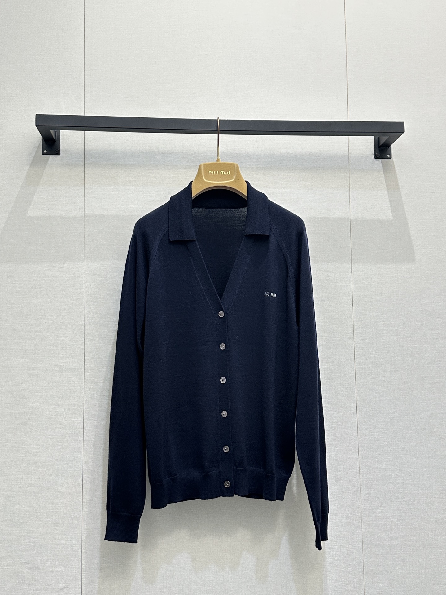 NO:839480,*26new logo letter lapel V-neck cardigan sweater has a loose fit upper body that modifies the proportion of the body line, and can be worn alone or layered yyds!  The age-reducing college atmosphere is full of unisex style, versatile and easy to match!  Exclusively customized imported yb sheep wool material, contrasting small letter logo embroidery on the chest, lapel V-neck version of the upper body to modify the slender neck, open mold custom electroplating hardware accessories, the texture is completely online ~ versatile and unscrupulous item, universally matched with various outfits 1:1 awesome version, the latest item in early spring, look out for the exclusive high version SML,,sweaters,19860909*26new徽标字母翻领V领开衫毛衣宽松版型上身修饰身线比例,单穿叠搭yyds！减龄学院气息十足男女同款百搭不挑人！ 独家定制进口yb绵羊毛材质,胸前撞色小字母徽标刺绣点缀,翻领V领版型上身修饰脖颈纤细,开模定制电镀五金配饰,质感完全在线～百搭不挑人单品,万能搭配各种穿搭1:1超赞版型,早春最新单品,认准独家高版本 SML,,sweaters,,Women's clothing