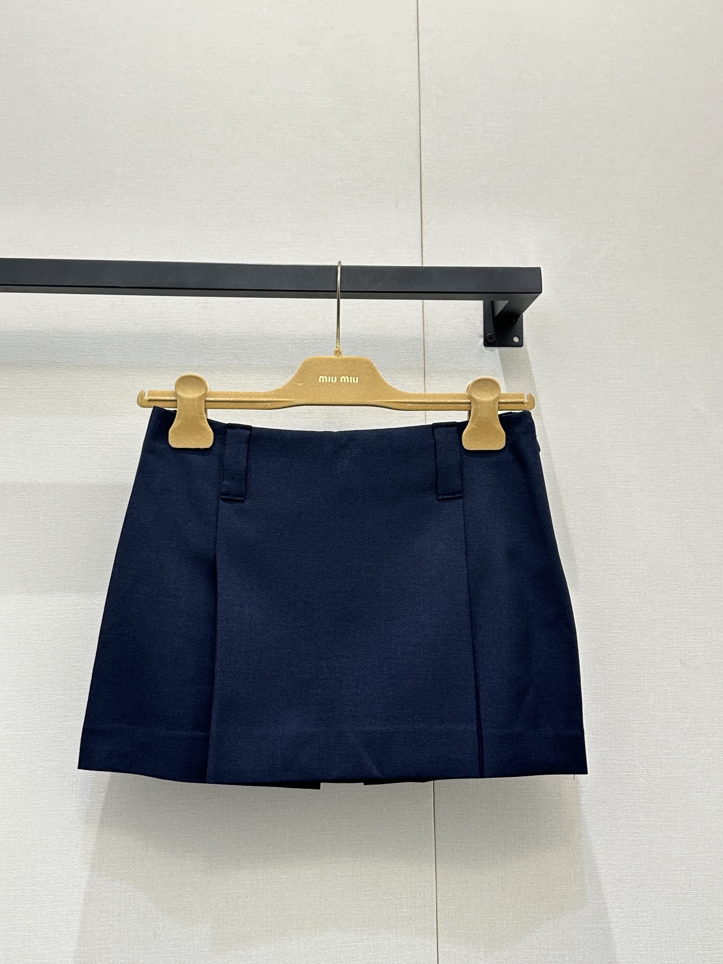 NO:797180,*26new The A-line skirt with patch embroidered letters and waisted waist is a casual and aesthetically pleasing age-reducing outfit. The pleated front placket makes the upper body appear slimmer and taller!  You can wear it casually. Exclusively customized imported yb mohair and wool blended material, classic logo embroidered letter embellishment shows the brand's unique fashion charm ~ the short version is required to modify the proportion of the upper body lines!  1:1 awesome version, the latest single product in early spring, look for the exclusive high version, SML real shots of large products,,skirts,19860909*26new贴布绣字母收腰A字半裙休闲中自带美感的减龄穿搭,前襟压褶工艺,上身显瘦显高！随意穿搭都不出错 独家定制进口yb马海毛羊毛混纺材质,经典徽标刺绣字母点缀彰显品牌独有的时尚魅力～收要短款版型上身修饰线条比例！1:1超赞版型,早春最新单品,认准独家高版本 SML大货实拍,,skirts,,Women's clothing