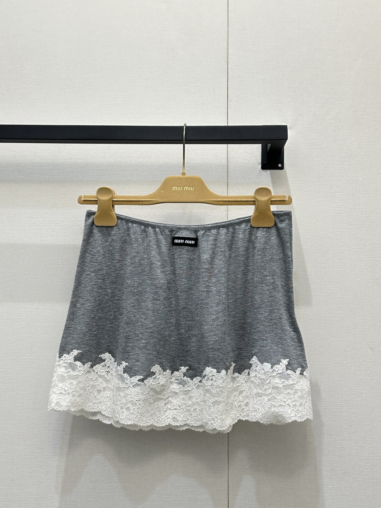 NO:797177,*16new gray lace splicing skirt with light fabric + exquisite lace, full of French retro feel!  The high-waist design modifies the waistline, and the lace on the skirt is full of layers, elegant and playful. It is exclusively made of imported yb mulberry silk cotton and is embellished with the classic logo on the waist. The details are very delicate!  It can be easily worn in daily life, dates, and parties. Pair it with a simple top or knitted cardigan to create a gentle atmosphere!  miu is a sweet style, comfortable and fashionable, it is a must-have and versatile item in the wardrobe ~ 1:1 awesome version, the latest spring and summer items, look for the exclusive high version, ready-made SML bulk real shot,, miumiu, skirts,19860909*16new灰色蕾丝拼接半身裙轻薄面料+精致蕾丝花边,法式复古感满满！高腰设计修饰腰线,裙摆蕾丝层次感十足,优雅又俏皮 独家定制进口yb桑蚕丝棉材质,腰间经典徽标站在点缀,细节处理非常细腻！日常、约会、聚会都能轻松驾驭,搭配简约上衣或针织开衫,温柔氛围感轻松get！miu系甜美风,舒适又时髦,是衣橱必备百搭单品～1:1超赞版型,春夏最新单品,认准独家高版本 现货 SML大货实拍,,miumiu,skirts,,Women's clothing