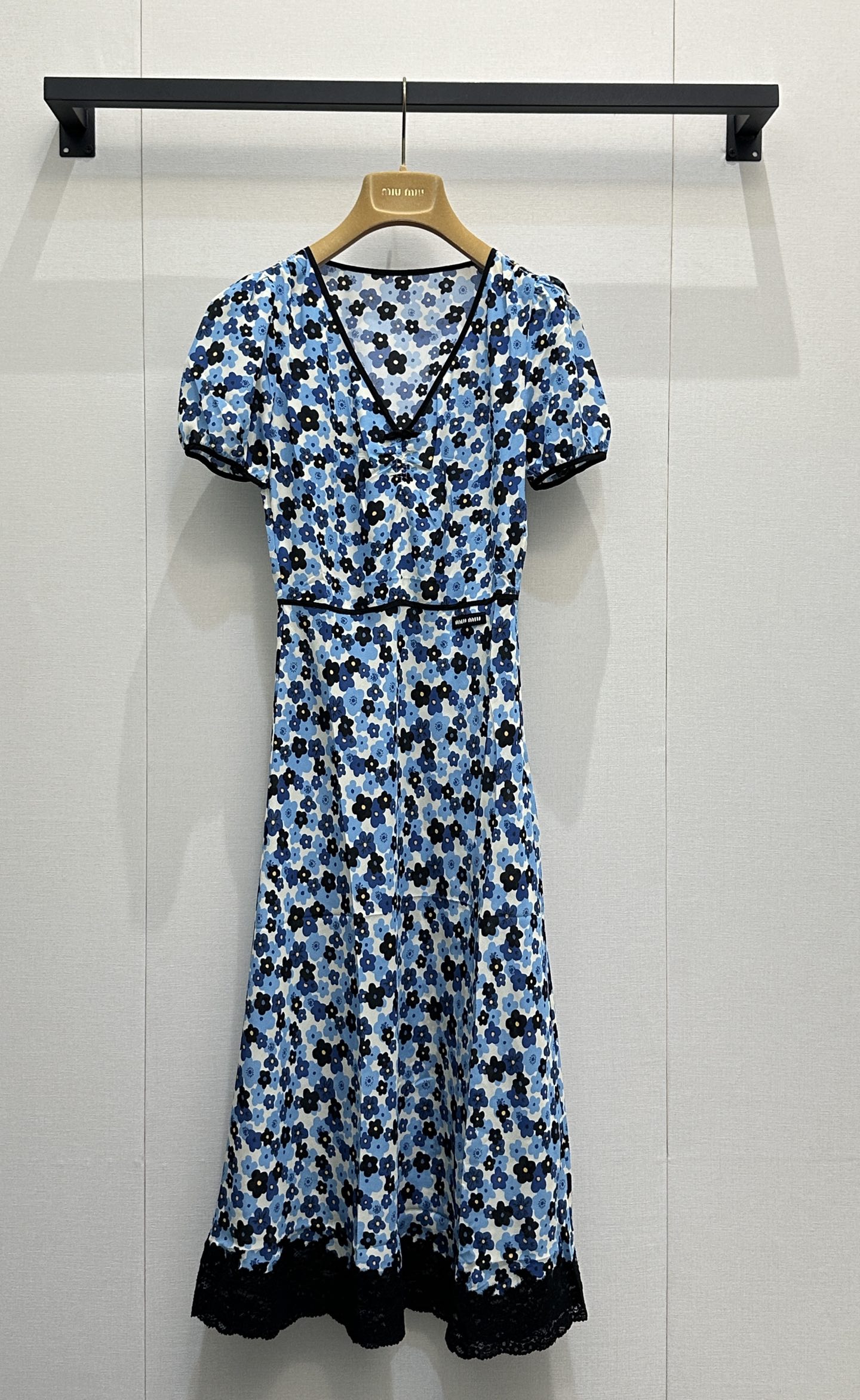 NO:797730,*26 heavyweight mulberry silk floral V-neck dress with customized floral elements and short-sleeved waist design, the upper body is full of pure lustful atmosphere!  The fishtail design of the waist bag buttocks has an elegant and delicate upper body, and the contrasting lace at the hem has an eye-catching effect. It is made of exclusively customized imported yb mulberry silk. It does not require excessive ironing and has an elegant drape!  The V-neck upper body modifies the smooth neck line, and the black logo lettering pattern on the waist highlights the brand's unique positioning!  A must-have for vacation and leisure, 1:1 awesome version, the latest summer items, look out for the exclusive high version, SML real shots of large quantities, skirts, T-shirts,19860909*26重磅桑蚕丝碎花V领连衣裙定制碎花元素搭配短袖收腰版型,上身纯欲风氛围感满满！收腰包臀鱼尾设计上身自带优雅精致气质,下摆撞色蕾丝花边自带吸睛效果独家定制进口yb桑蚕丝材质,无需过度熨烫自带飘逸垂感！V领版型上身修饰脖颈线条流畅,腰间黑标logo字母图案点缀,彰显品牌独特定位！度假休闲必备款1:1超赞版型 夏季最新单品 认准独家高版本 SML大货实拍,,skirts,T-shirt,,Women's clothing