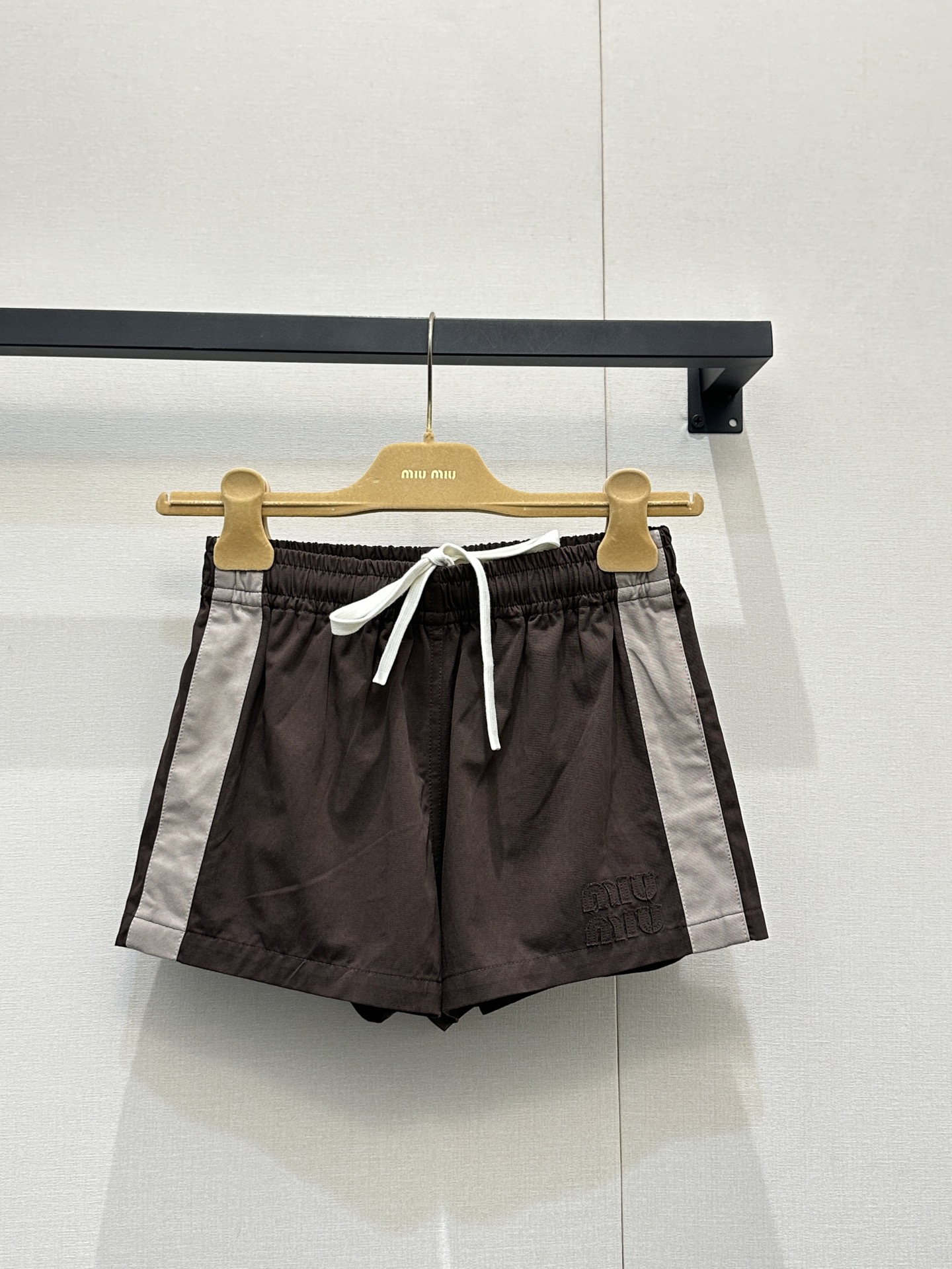 NO:797738,Miumi* 26Ss new summer style letter embroidered elastic waist shorts丨Exclusively developed by yb!  High quality production!  It is made of 100% pure cotton fabric, which is skin-friendly and comfortable, and adapts to various styles. The elastic waist design provides a comfortable and comfortable wearing experience, regardless of body shape. The neat silhouette outlines casual and free lines, showing casual charm. The brand logo is low-key embellishment, hiding a luxurious and elegant style. Whether you are strolling on the street or going on vacation, it can make you easily fashionable and become a dazzling presence in summer!  Spot sale SML large goods real shot,,miumiu,shorts,19860909Miumi* 26Ss夏新款 字母刺绣松紧腰短裤丨独家yb开发！高版出品！采用百分百纯棉面料,亲肤舒适,适配各种风格.松紧腰设计,给予舒适自在的穿着体验,不挑身形.利落的版型,勾勒随性洒脱的线条,尽显休闲魅力.品牌标识低调点缀,暗藏奢雅格调.无论是漫步街头还是奔赴度假之旅,它都能让你轻松拿捏时尚感,成为夏日里的亮眼存在！现货发售SML大货实拍,,miumiu,shorts,,Women's clothing