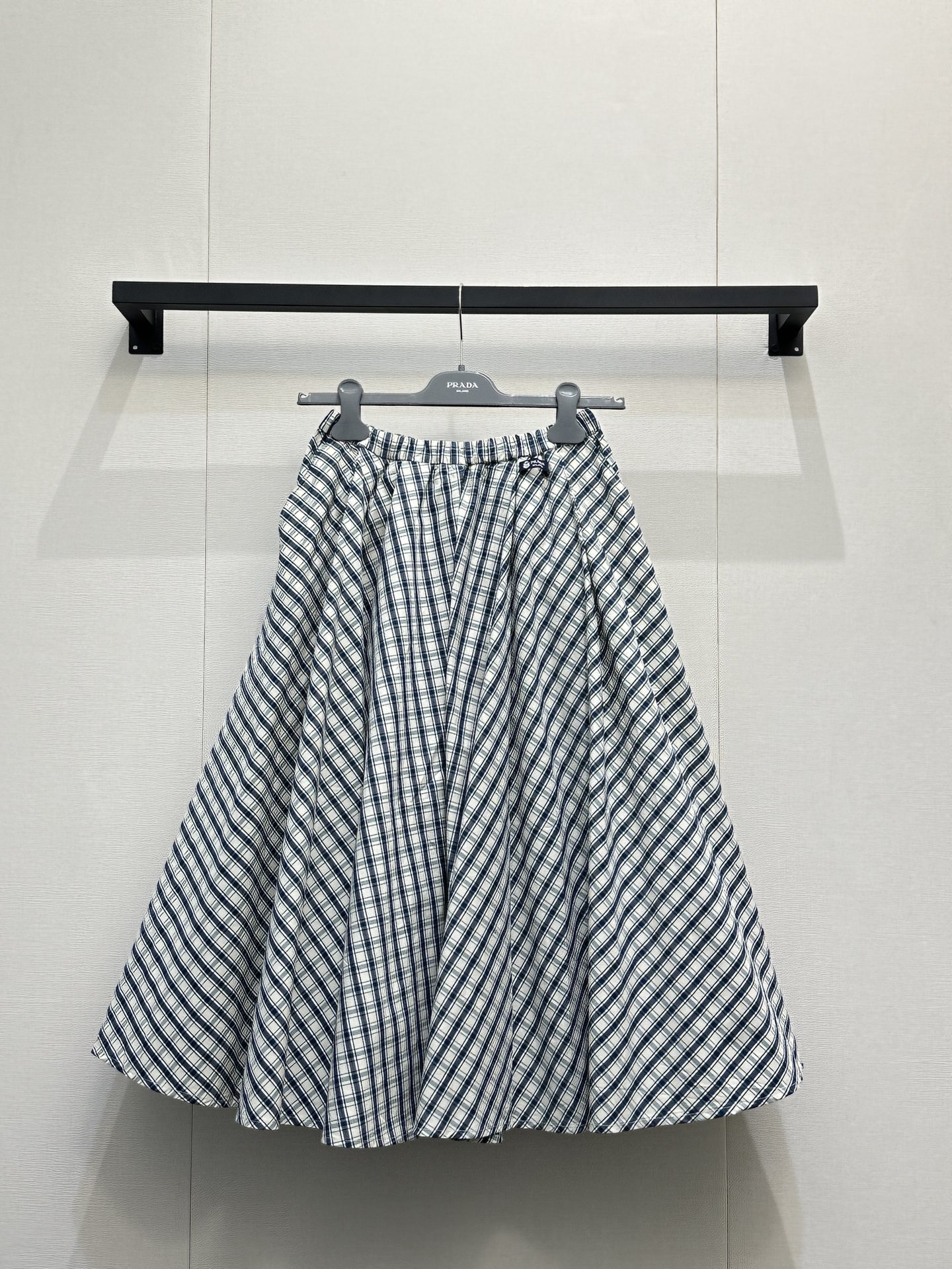 NO:797726,*26new Logo Letter Belt Plaid Umbrella Skirt Three-dimensional Cut Umbrella Skirt The upper body is crisp and stylish, and the waisted version is decorated with a belt to add a sense of layering to the look ~ Exclusively customized imported yb silk-cotton blend material, with brand logo stamps embellished on the waist, highlighting the brand's unique low-key luxury style. It can be easily matched for daily commuting or going out to create a relaxed look!  The shape of the umbrella skirt does not matter your figure, 1:1 is a great fit, the latest item for early spring, look out for the exclusive high version, in stock, SML large quantities, real shots,,skirts,19860909*26new徽标字母腰带格纹伞裙立体剪裁伞裙版型上身挺括有型,收腰版型搭配腰带装饰 增添造型层次感～ 独家定制进口yb丝棉混纺材质,腰间做品牌徽标章仔点缀,彰显品牌独有的低调奢华风范,日常通勤或外出都是轻松搭配出穿搭松弛感！伞裙版型不挑身材1:1超赞版型 早春最新单品 认准独家高版本 现货 SML大货实拍,,skirts,,Women's clothing