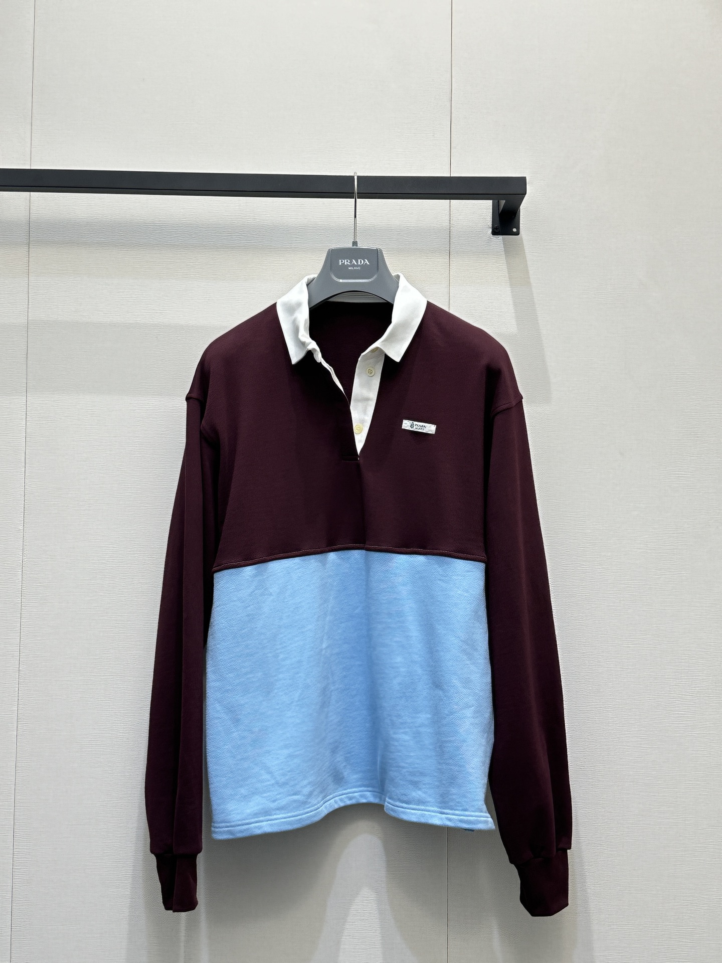 NO:797724,Pra*26new color-blocked pullover lapel sweatshirt long-sleeved color design, the upper body is simple yet layered!  The men's and women's version has a relaxed and casual tone, and you can easily get the age-reducing college atmosphere!  Exclusively customized imported yb100 cotton material, classic logo embellishment, opening and closing mother-of-pearl buckles, the texture is completely online, you can hold it for commuting and leisure ~ 1:1 awesome version, the latest item in early spring, look for the exclusive high version SML real shot of large goods, prada, hoodie, sweatshirts,19860909Pra*26new拼色套头翻领卫衣长袖配色设计,上身简约又不失层次感！男女同款版型自带松弛随性调调,学院减龄气息轻松get！ 独家定制进口yb100棉材质,经典徽标点缀,开合贝母扣 质感完全在线,通勤与休闲能hold住～1:1超赞版型,早春最新单品,认准独家高版本 SML大货实拍,,prada,hoodie,sweatshirts,,Women's clothing