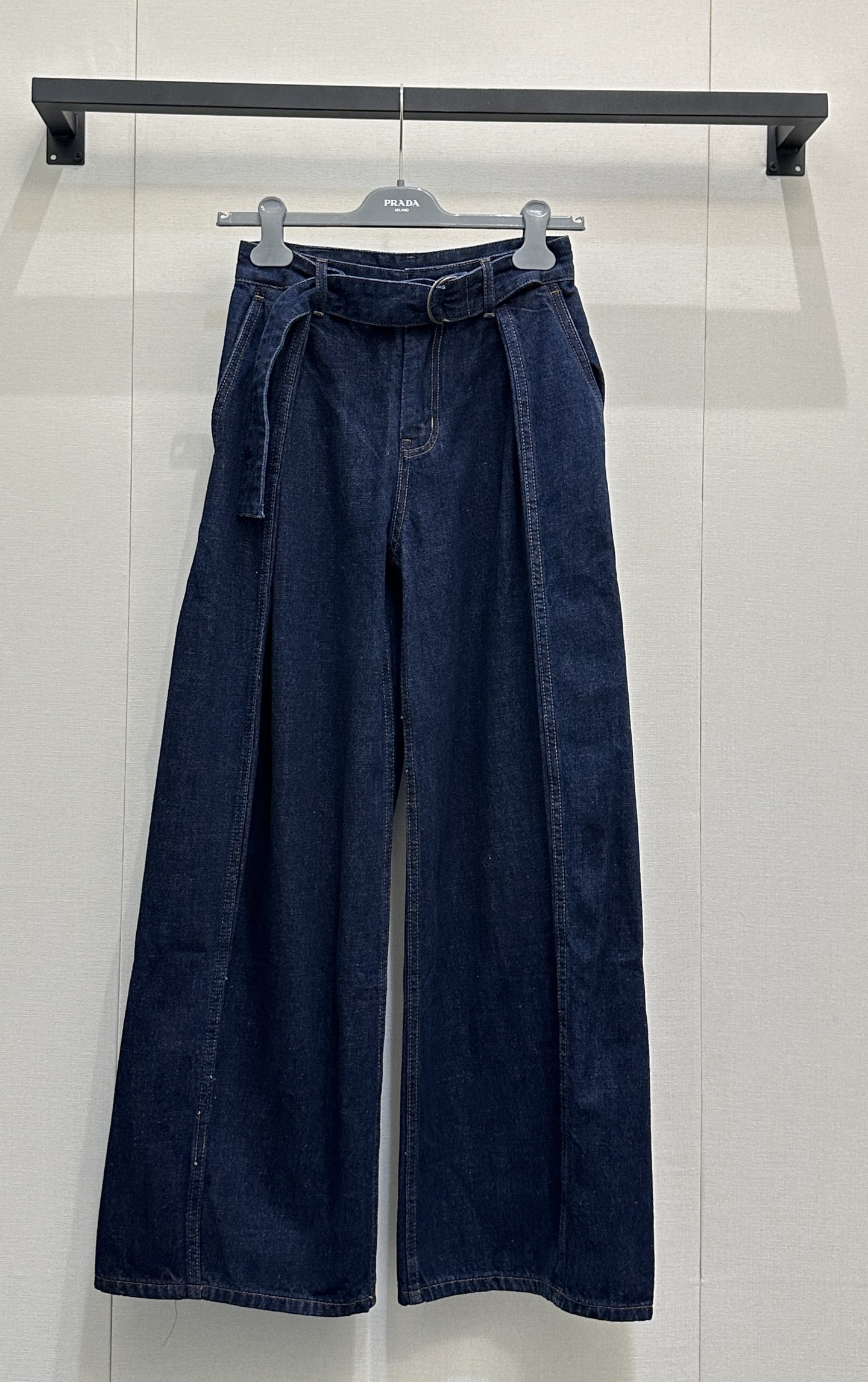 NO:798133,(pants)  LOEW*26's new denim suit is based on heavy washed denim, perfectly integrating the brand's iconic minimalist aesthetics with a retro casual feel. The shirt adopts a classic lapel and diagonal side button design, breaking the stereotype of conventional shirts. The metal buckle at the waist is matched with an adjustable drawstring, which naturally forms a pleated waist effect, and is a neat short version.  The details of the shape and folded cuffs not only modify the body proportions, but also hide the exquisite ingenuity; the wide-leg jeans of the same series continue the brand's concept of comfortable and practical wear. The high-waist design is matched with front top-stitching to visually lengthen the leg line. The pockets on both sides are practical, and the buckle belt of the same fabric echoes the details of the shirt, making the whole look more complete.  Size S M L large goods real shot, loewe, jeans, shirts,19860909（裤子） LOEW*26新款牛仔套装以重磅水洗牛仔为基底,将品牌标志性的极简美学与复古休闲感完美融合.衬衫部分采用经典翻领与斜向侧排扣设计,打破常规衬衫的刻板感,腰部金属环扣搭配可调节抽绳,自然形成褶皱收腰效果,利落的短款版型与翻折袖口细节,既修饰身形比例,又暗藏精致巧思；同系列阔腿牛仔裤延续了品牌的舒适实穿理念,高腰设计搭配正面明线分割,视觉上拉长腿部线条,两侧插袋兼顾实用性,同面料环扣腰带则与衬衫细节形成呼应,让整套造型更具完整性. 码数S M L大货实拍,,loewe,jeans,shirts,,Women's clothing