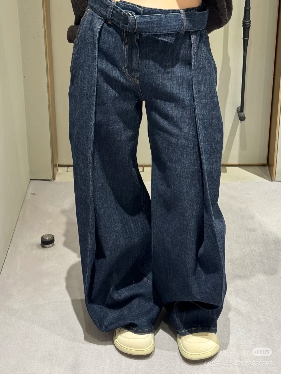 NO:798136,(pants)  LOEW*26's new denim suit is based on heavy washed denim, perfectly integrating the brand's iconic minimalist aesthetics with a retro casual feel. The shirt adopts a classic lapel and diagonal side button design, breaking the stereotype of conventional shirts. The metal buckle at the waist is matched with an adjustable drawstring, which naturally forms a pleated waist effect, and is a neat short version.  The details of the shape and folded cuffs not only modify the body proportions, but also hide the exquisite ingenuity; the wide-leg jeans of the same series continue the brand's concept of comfortable and practical wear. The high-waist design is matched with front top-stitching to visually lengthen the leg line. The pockets on both sides are practical, and the buckle belt of the same fabric echoes the details of the shirt, making the whole look more complete.  Size S M L,,loewe,jeans,shirts,19860909（裤子） LOEW*26新款牛仔套装以重磅水洗牛仔为基底,将品牌标志性的极简美学与复古休闲感完美融合.衬衫部分采用经典翻领与斜向侧排扣设计,打破常规衬衫的刻板感,腰部金属环扣搭配可调节抽绳,自然形成褶皱收腰效果,利落的短款版型与翻折袖口细节,既修饰身形比例,又暗藏精致巧思；同系列阔腿牛仔裤延续了品牌的舒适实穿理念,高腰设计搭配正面明线分割,视觉上拉长腿部线条,两侧插袋兼顾实用性,同面料环扣腰带则与衬衫细节形成呼应,让整套造型更具完整性. 码数S M L,,loewe,jeans,shirts,,Women's clothing