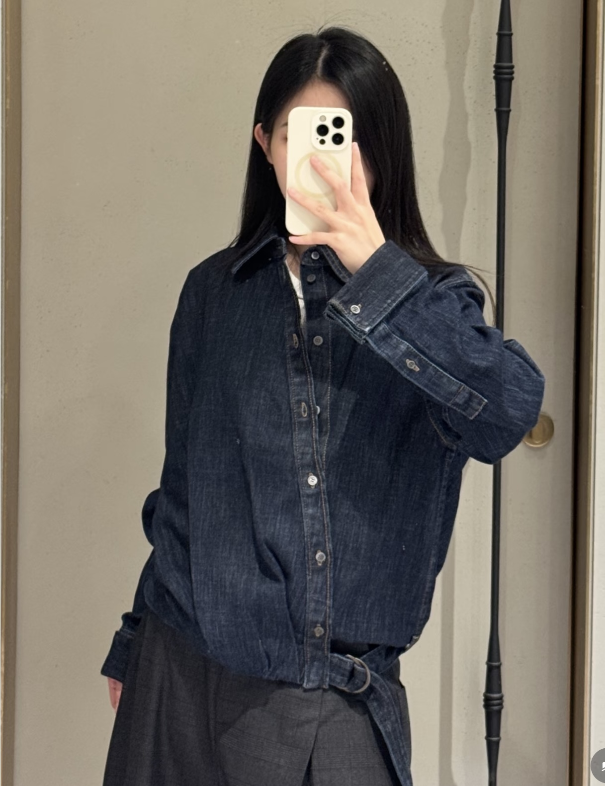 NO:801552,(jacket)  LOEW*26's new denim suit is based on heavy washed denim, perfectly integrating the brand's iconic minimalist aesthetics with a retro casual feel. The shirt adopts a classic lapel and diagonal side button design, breaking the stereotype of conventional shirts. The metal buckle at the waist is matched with an adjustable drawstring, which naturally forms a pleated waist effect, and is a neat short version.  The details of the shape and folded cuffs not only modify the body proportions, but also hide the exquisite ingenuity; the wide-leg jeans of the same series continue the brand's concept of comfortable and practical wear. The high-waist design is matched with front top-stitching to visually lengthen the leg line. The pockets on both sides are practical, and the buckle belt of the same fabric echoes the details of the shirt, making the whole look more complete.  Size S M L,,loewe,jeans,jackets & coats,shirts,19860909（外套） LOEW*26新款牛仔套装以重磅水洗牛仔为基底,将品牌标志性的极简美学与复古休闲感完美融合.衬衫部分采用经典翻领与斜向侧排扣设计,打破常规衬衫的刻板感,腰部金属环扣搭配可调节抽绳,自然形成褶皱收腰效果,利落的短款版型与翻折袖口细节,既修饰身形比例,又暗藏精致巧思；同系列阔腿牛仔裤延续了品牌的舒适实穿理念,高腰设计搭配正面明线分割,视觉上拉长腿部线条,两侧插袋兼顾实用性,同面料环扣腰带则与衬衫细节形成呼应,让整套造型更具完整性. 码数S M L,,loewe,jeans,jackets & coats,shirts,,Women's clothing