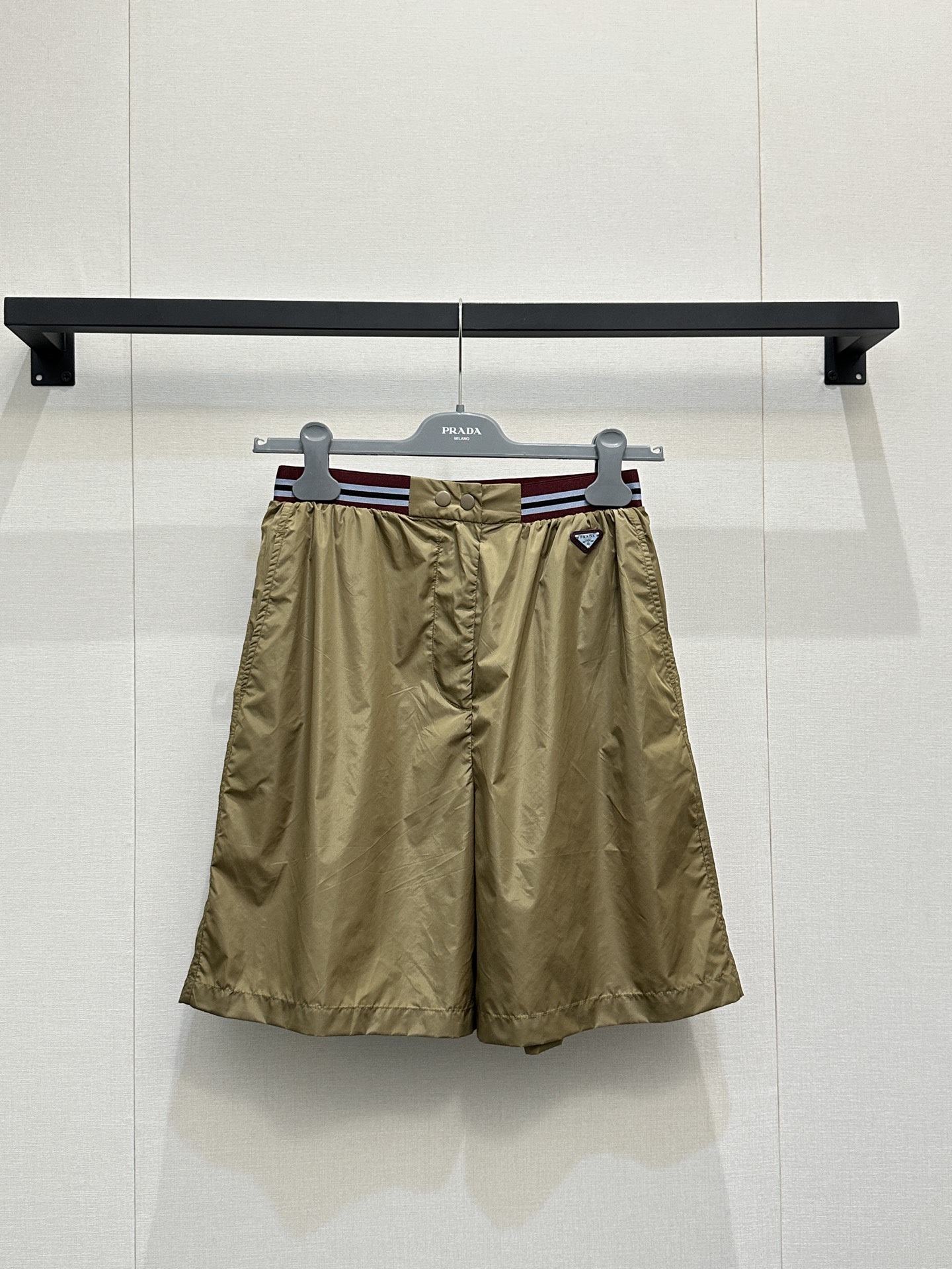 NO:798149,*26new retro nylon shorts with contrasting color webbing, brown nylon fabric, light and shiny, burgundy ribbed webbing design, full of retro sporty feel!  The light blue triangle logo on the waist adds to the details of the outfit, which is very eye-catching ~ Exclusively customized imported yb recycled environmentally friendly nylon material, the inverted triangle logo is very recognizable, the length of the mid-length pants is just right on the upper body without weighing down the body, and is very suitable for spring and autumn. You can easily create a casual and high-end look with casual matching, a must-have for daily outings!  1:1 Awesome version, the latest spring and summer items, look out for the exclusive high version, SML real shots of large products,, shorts,19860909*26new撞色织带复古尼龙短裤棕黄色尼龙面料轻便有光泽,酒红罗纹织带设计,复古运动感满满！腰间浅蓝色三角徽标增添穿搭细节亮点,吸睛度满分～ 独家定制进口yb再生环保尼龙材质,倒三角徽标超有辨识度,中裤长度上身恰到好处不压个子春秋穿超合适,随意搭配都能轻松打造随性高级感,日常出街必备！1:1超赞版型,春夏最新单品,认准独家高版本 SML大货实拍,,shorts,,Women's clothing