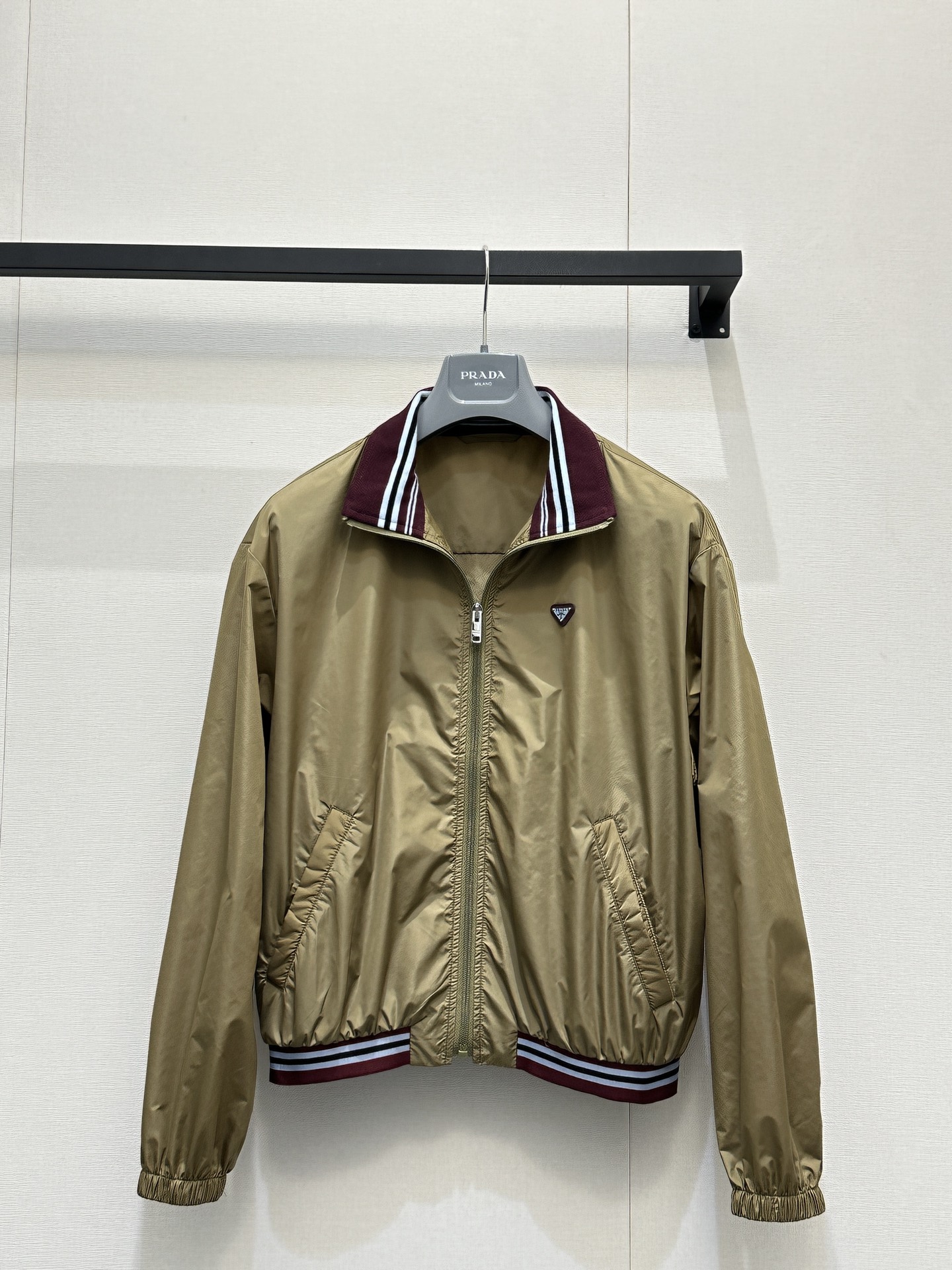 NO:798128,(Coat) *26new retro nylon baseball jacket with contrasting lapels. Brown nylon fabric is light and shiny, with burgundy ribbed lapels + contrasting stripes on the hem, full of retro sporty feel!  The light blue triangle logo on the chest adds to the details of the outfit, which is very eye-catching ~ Exclusively customized imported YB recycled environmentally friendly nylon material, the inverted triangle logo on the left chest is very recognizable, zipper opening + hand pockets, practical and fashionable, very suitable for spring and autumn, no matter trousers or skirts, you can easily create a casual and high-end feel, a must-have for daily outings!  1:1 Awesome version, the latest spring and summer items, look for the exclusive high version SML real shots of large products, skirts, jackets & coats, jackets & coats,19860909（外套） *26new撞色翻领复古尼龙棒球夹克外套棕黄色尼龙面料轻便有光泽,酒红罗纹翻领+下摆撞色条纹,复古运动感满满！胸前浅蓝色三角徽标增添穿搭细节亮点,吸睛度满分～ 独家定制进口yb再生环保尼龙材质,左胸倒三角徽标超有辨识度,拉链开合+插手口袋,实用又时髦春秋穿超合适,无论裤装还是裙装都能轻松打造随性高级感,日常出街必备！1:1超赞版型,春夏最新单品,认准独家高版本 SML大货实拍,,skirts,jackets & coats,jackets & coats,,Women's clothing