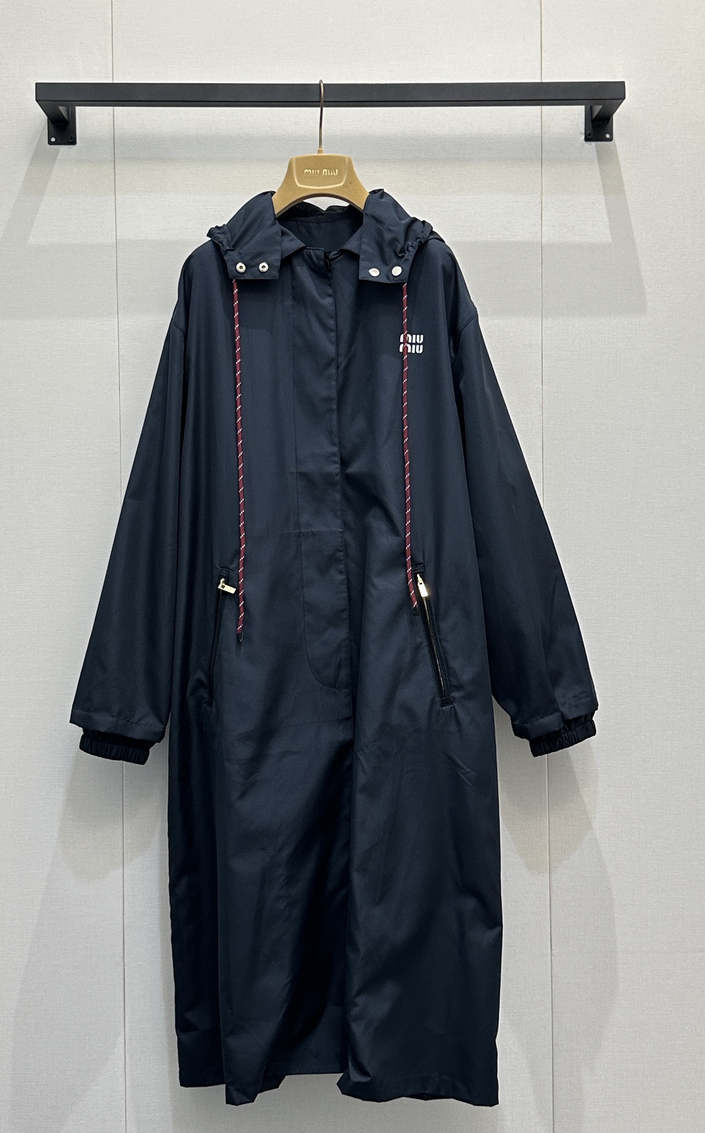NO:798689,miu26 early spring new style letter hooded long windbreaker, it can be sweet or salty, versatile and not picky. The upper body is beautiful and you don’t want it! The customized fabric is light, comfortable, breathable and has a great texture, ultra-light and easy to wear! Waterproof and windproof, comfortable and non-restraining! Customized letter logo on the chest, custom hardware accessories, hooded long sleeves, elastic cuffs, opening and closing button design  The shape is not flattering to your figure! There is a drawstring at the hem, and the tightness can be adjusted freely. Actual photos of SML’s large products,,miumiu,hats,19860909miu26早春新款 字母连帽长款风衣,可甜可盐百搭不挑人上身美的不要不要的!定制面料轻盈舒适透气质感超赞,超轻薄超好穿!防水防风,舒适无束缚感! 胸前定制字母logo 定制五金配件,连帽长袖,弹力袖口,开合扣设计 版型不挑身材!下摆有抽绳,可自由调节松紧.SML大货实拍,,miumiu,hats,,Women's clothing