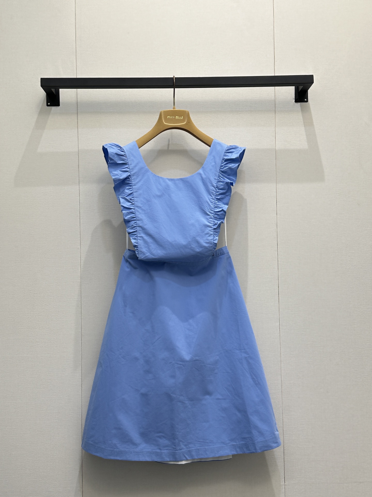 NO:798676,Miu 26’s new sleeveless fungus dress is the perfect synonym for the pure summer atmosphere!  The exquisite apron-style design instantly unlocks new ways to wear it. The logo embellishment adds a sense of luxury instantly!  The lace-up design on both sides of the waist cleverly tightens the waist and easily outlines the graceful curves. The A-line skirt is flexible and elegant, covering the flesh and making you look slimmer while hiding the secret. The pure cotton fabric is skin-friendly and breathable. Wear it for daily commuting, dating and shopping, and you will definitely be the most eye-catching presence in the crowd!  Size S M L large goods real shot,,miumiu,skirts,19860909Miu 26新款无袖木耳边连衣裙,夏日纯欲氛围感的完美代名词！精致的围裙式设计,瞬间解锁新穿法.logo点缀,高级感瞬间拉满！腰部两侧系带设计巧妙收腰,轻松勾勒曼妙曲线,A字裙摆灵动飘逸,遮肉显瘦又藏着小心机,纯棉面料亲肤透气,日常通勤、约会逛街穿它,绝对是人群中最亮眼的存在！尺码 S M L大货实拍,,miumiu,skirts,,Women's clothing