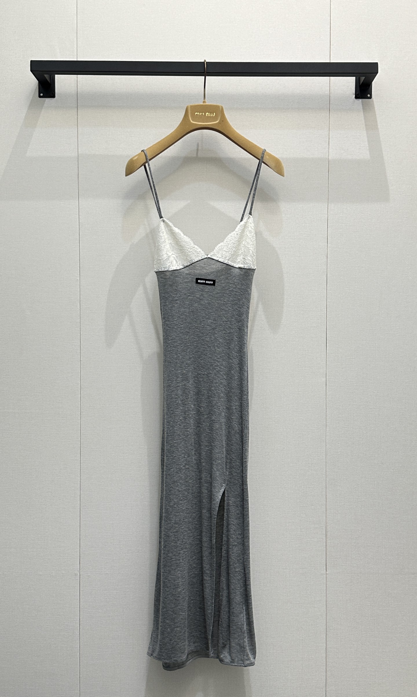 NO:798692,Miu Miu26 new style gray mini suspender skirt, soft and skin-friendly fabric, super comfortable to wear! The logo embroidery on the chest is low-key and recognizable, the large V-neck modifies the neck line, and the suspender design is simple and elegant. The skirt length is suitable, and it is OK to wear alone or layered with a coat. The gray is versatile and a must-have for layering! It can be easily controlled for daily leisure and light sports, fashionable and practical, ready for sale S/M/L, large quantities of real shots,, miumiu, skirts, jackets & coats,19860909Miu Miu26新款灰色小吊带裙,柔软亲肤面料,穿着超舒适!胸前Logo刺绣低调有辨识度,大V领修饰颈部线条,吊带设计简约大方.裙长适合,单穿或叠搭外套都很OK,灰色百搭,叠穿必备!日常休闲,轻运动都能轻松驾驭,时尚又实用现货发售S/M/L大货实拍,,miumiu,skirts,jackets & coats,,Women's clothing