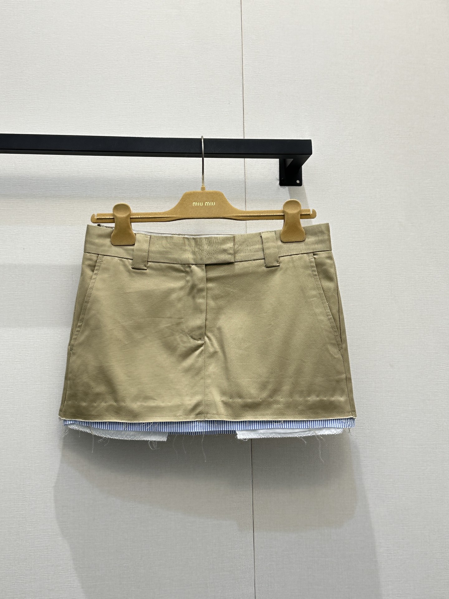 NO:798670,Miu* 26Ss early spring new khaki mini skirt丨exclusively developed by yb!  Top quality production!  The contrasting raw edge design reshapes the college style. The blue and white striped lining collides with the raw edge hem, and the neat A-line silhouette modifies the leg shape. It has a sweet and cool girly feel. It is the finishing touch of the early spring wardrobe. Available in stock, S/M/L, real shots of large quantities,, miumiu, skirts,19860909Miu* 26Ss早春新款 卡其色迷你半裙丨独家yb开发！顶级高版出品！以撞色毛边设计重塑学院风.蓝白条纹内衬与毛边下摆碰撞,利落A字廓形修饰腿型,自带甜酷少女感,是早春衣橱的点睛之笔.现货发售S/M/L大货实拍,,miumiu,skirts,,Women's clothing