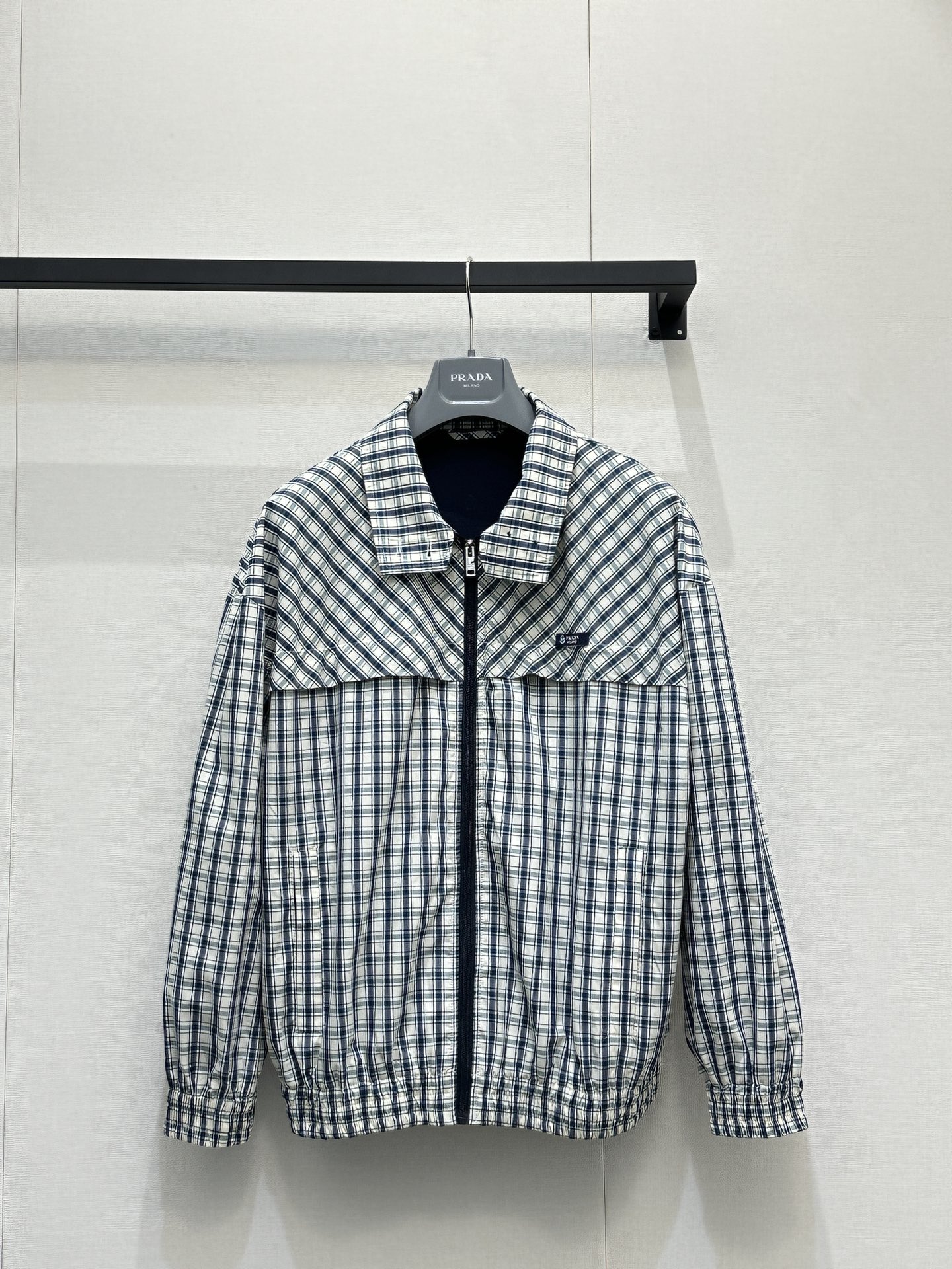 NO:798682,(Coat) *26new retro lapel plaid casual jacket has a double-wearing collar that can be turned or stood up, allowing you to switch freely between laziness and neatness; the retro plaid pattern intertwined with dark and light blue, and the lightweight nylon blended fabric is waterproof and breathable, making it comfortable to wear in the spring and summer seasons~  Exclusively customized imported yb acoustic cotton blend material, the oversized dropped shoulder version accommodates various body shapes and easily creates a casual and relaxed feeling. The black logo label on the chest is a mark hidden in the details. The three-dimensional large pockets and elastic pleated cuffs take into account both beauty and practicality!  1:1 Awesome version, the latest spring and summer items, look for exclusive high-end versions, ready-made SML products, versace, jackets & coats,19860909（外套）*26new复古翻领格纹休闲外套可翻可立的双穿领型,让你在慵懒与利落之间自由切换；深浅蓝交织的复古格纹,轻盈尼龙混纺面料防水透气,春夏交替季穿着毫无束缚感～ 独家定制进口yb原声棉混纺材质,oversize落肩版型包容各种身材,轻松打造随性松弛感.胸口的黑色logo标签是藏在细节里的印记,立体大口袋与松紧收褶袖口,兼顾美观与实用性！1:1超赞版型,春夏最新单品,认准独家高版本 现货 SML大货实拍,,versace,jackets & coats,,Women's clothing