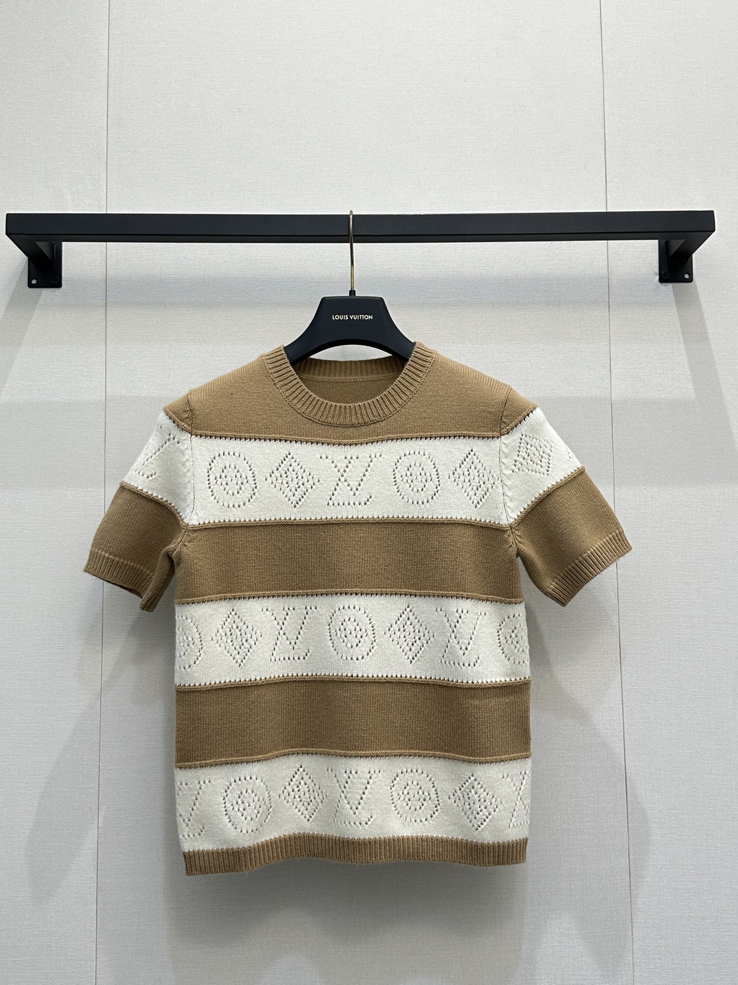 NO:798687,26ss new cashmere blended knitted short sleeves!  The classic stripe design is stitched together, and the hollow logo pattern is super detailed. High-quality knitted fabric, soft and comfortable, perfect for spring and summer!  The short-sleeved design is OK to wear alone or layered under, and you can easily create a casual and elegant style. Inspired by nautical elements, the stripes symbolize freedom and voyages, and can be easily used in daily commuting and leisure occasions. Two-color SML products are actually shot,, T-shirt,1986090926ss新款羊绒混纺针织短袖！经典条纹设计拼接,镂空logo图案超有细节感.高品质针织面料,柔软舒适,春夏穿超合适！短袖设计,单穿或内搭都很OK,轻松打造休闲优雅风.航海元素灵感,条纹象征自由与远航,日常通勤、休闲场合都能轻松驾驭,两色SML大货实拍,,T-shirt,,Women's clothing