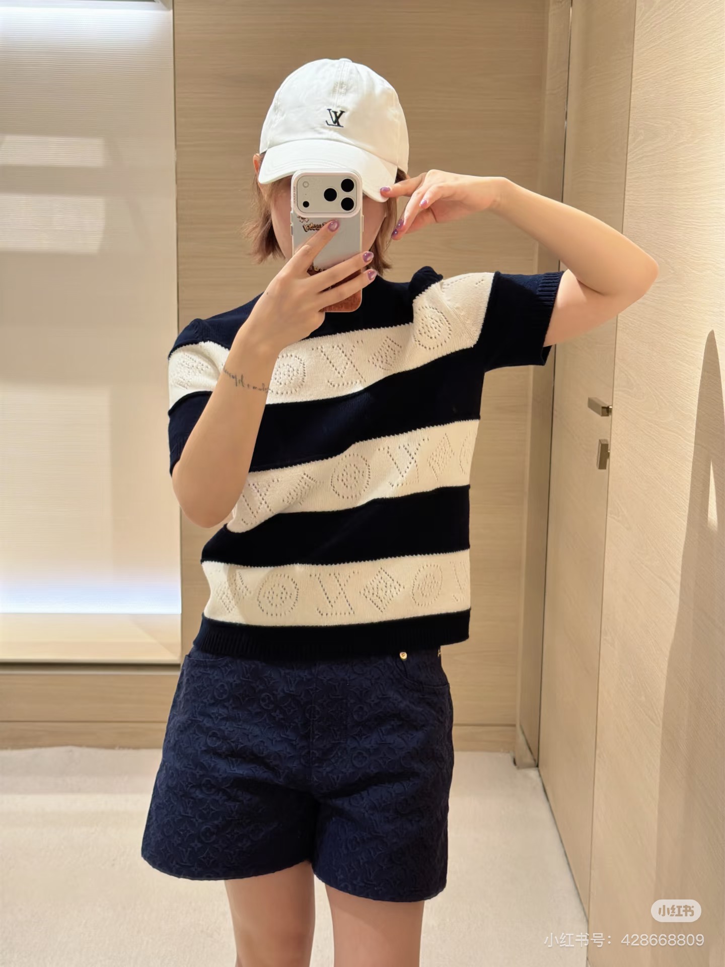 루이비통 26SS 여성 반팔 126419 Louis Vuitton T Shirt 썸네일 이미지