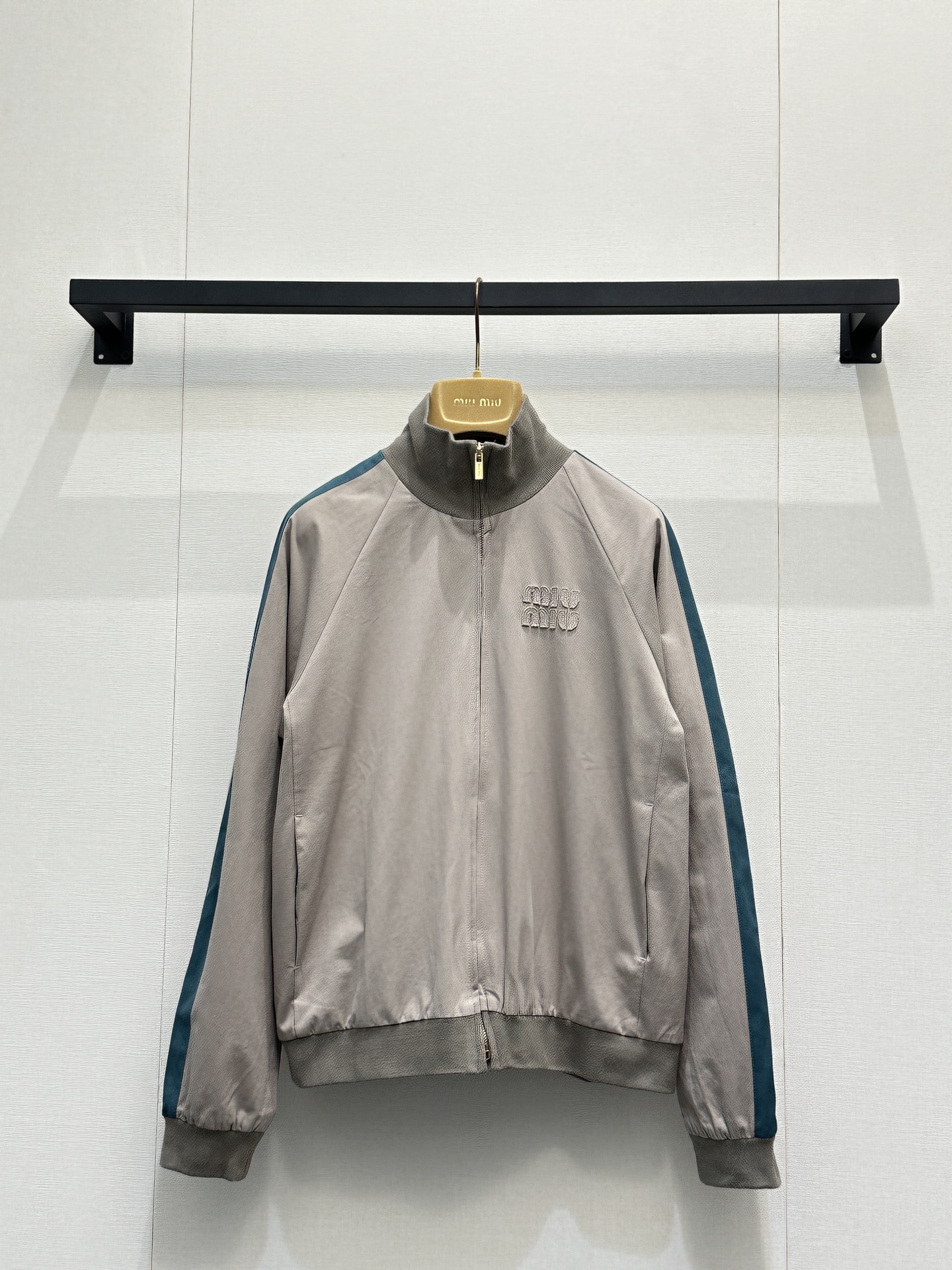 NO:799598,(Coat) Miu* 26Ss early spring new khaki logo retro zipper jacket jacket and skirt suit丨Exclusively developed by yb!  Top quality production!  Stand collar zipper design, contrasting dark green stripes on the sides, three-dimensional logo embroidery on the chest, loose and dropped shoulders, casual and recognizable. Same-color drawstring elastic waist, A-line micro-puffed version, side stripes echo the jacket, and embroidered logo on the hem, the sweet and cool balance is just right. Easily capture the relaxed atmosphere of 'a rich girl is on her way home from school'. Ready-made S/M/L large goods, real shots,, miumiu, skirts, jackets & coats, jackets &  coats,19860909（外套） Miu* 26Ss早春新款 卡其色徽标复古拉链夹克外套半裙套装丨独家yb开发！顶级高版出品！立领拉链设计,侧边墨绿条纹撞色,胸口立体徽标刺绣,宽松落肩剪裁,随性又有辨识度.同色系抽绳松紧腰,A字微蓬版型,侧边条纹呼应外套,下摆刺绣Logo,甜酷平衡得刚好.轻松拿捏“富家千金放学路”的松弛氛围.现货发售S/M/L大货实拍,,miumiu,skirts,jackets & coats,jackets & coats,,Women's clothing