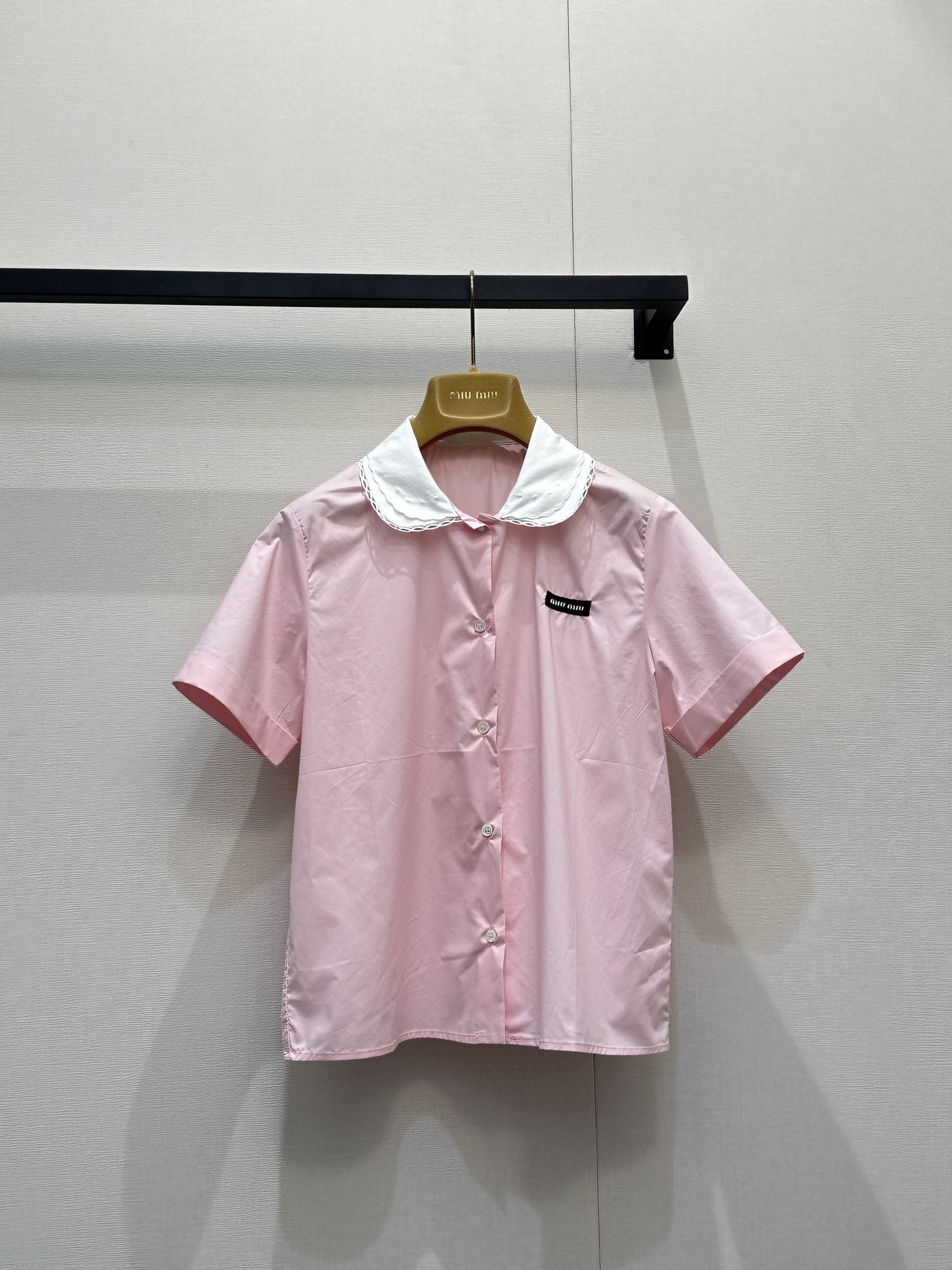 NO:799593,Miu* 26Ss new spring and summer style detachable doll collar college style short-sleeved shirt丨Exclusively developed by yb!  Top quality production!  The detachable lace doll collar is the finishing touch, and the gentle lace outlines a retro college feel. It can be easily removed to switch to a neat commuting feel. The high-count cotton fabric is breathable and skin-friendly, and the crisp version hides small fat. The embroidered logo on the chest low-key declares the identity, whether it is a sweet girl style with a pleated skirt.  , it can be easily worn with the light and mature feel of a suit. This shirt is the most understanding girl's heart in spring. Ready-made S/M/L large quantities of real photos, miumiu, skirts, shirts, T-shirt, business  suit,19860909Miu* 26Ss春夏新款 可拆卸娃娃领学院风短袖衬衫丨独家yb开发！顶级高版出品！可拆卸蕾丝娃娃领是点睛之笔,温柔花边勾勒出复古学院感,轻轻卸下便切换成利落通勤感.高支棉面料透气亲肤,挺括版型藏住小赘肉,胸口刺绣Logo低调宣告身份,无论是配百褶裙的甜妹风,还是搭西装的轻熟感,都能轻松驾驭.这件衬衫,是春天里最懂少女心的存在.现货发售S/M/L大货实拍,,miumiu,skirts,shirts,T-shirt,business suit,,Women's clothing