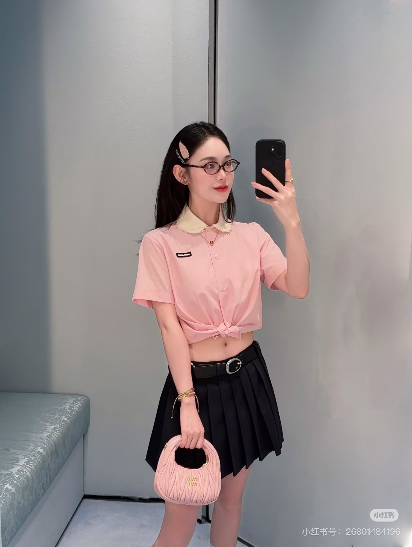 NO:799596,Miu* 26Ss new spring and summer style detachable doll collar college style short-sleeved shirt丨Exclusively developed by yb!  Top quality production!  The detachable lace doll collar is the finishing touch, and the gentle lace outlines a retro college feel. It can be easily removed to switch to a neat commuting feel. The high-count cotton fabric is breathable and skin-friendly, and the crisp version hides small fat. The embroidered logo on the chest low-key declares the identity, whether it is a sweet one with a pleated skirt.  It can be easily controlled with girly style or a light and mature feeling with a suit. This shirt is the one that understands the girl's heart best in spring. Ready for sale S/M/L,,miumiu,skirts,shirts,T-shirt,business  suit,19860909Miu* 26Ss春夏新款 可拆卸娃娃领学院风短袖衬衫丨独家yb开发！顶级高版出品！可拆卸蕾丝娃娃领是点睛之笔,温柔花边勾勒出复古学院感,轻轻卸下便切换成利落通勤感.高支棉面料透气亲肤,挺括版型藏住小赘肉,胸口刺绣Logo低调宣告身份,无论是配百褶裙的甜妹风,还是搭西装的轻熟感,都能轻松驾驭.这件衬衫,是春天里最懂少女心的存在.现货发售S/M/L,,miumiu,skirts,shirts,T-shirt,business suit,,Women's clothing