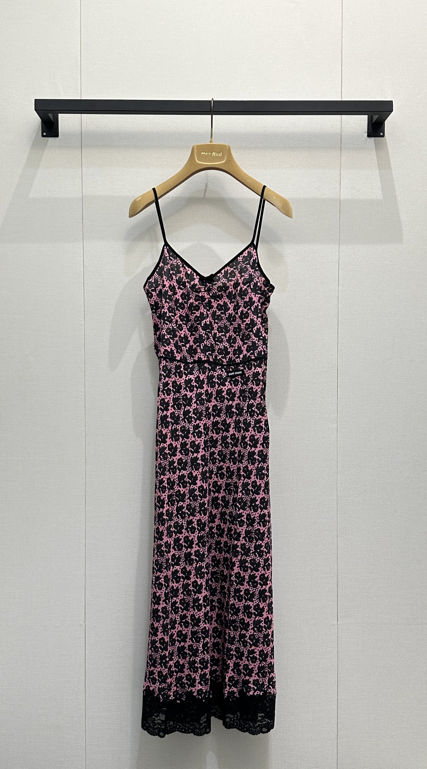NO:799587,*26new heavyweight mulberry silk floral V-neck suspender skirt is customized with floral elements and short-sleeved waist design, and the upper body is full of pure lustful atmosphere!  The fishtail design of waist bag buttocks has an elegant and delicate upper body, and the contrasting lace at the hem has an eye-catching effect. It is made of mulberry silk and has an elegant drape without the need for excessive ironing!  The V-neck upper body modifies the smooth neck line, and the black logo lettering pattern on the waist highlights the brand's unique positioning!  A must-have for vacation and leisure, 1:1 awesome version, the latest summer items, look out for the exclusive high version, SML real shots of large quantities, skirts, T-shirts,19860909*26new重磅桑蚕丝碎花V领吊带裙定制碎花元素搭配短袖收腰版型,上身纯欲风氛围感满满！收腰包臀鱼尾设计上身自带优雅精致气质,下摆撞色蕾丝花边自带吸睛效果yb桑蚕丝材质,无需过度熨烫自带飘逸垂感！V领版型上身修饰脖颈线条流畅,腰间黑标logo字母图案点缀,彰显品牌独特定位！度假休闲必备款1:1超赞版型 夏季最新单品 认准独家高版本 SML大货实拍,,skirts,T-shirt,,Women's clothing