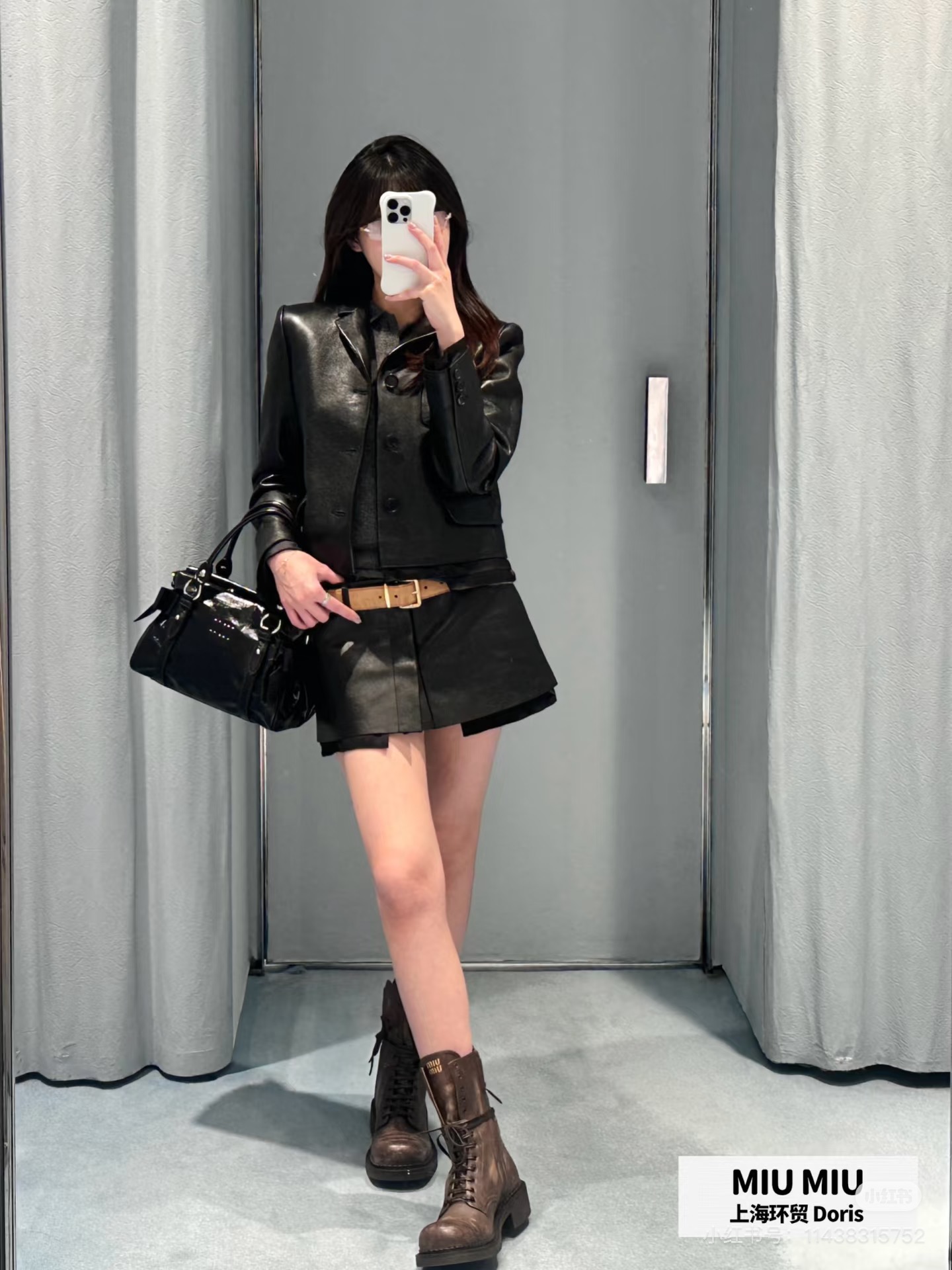 NO:799584,*26new The leather jacket with letter logo on the back neckline is so sweet and cool that you can easily control it in hot girl style!  The three-dimensional cutting and slightly wide version is very tolerant to the body ~ Exclusively customized imported YB sheepskin material, the upper body is soft and comfortable, and the inner compartment is made of pure cotton, which is breathable and not stuffy!  The three-dimensional letter logo embroidery pattern is made on the back neckline, which is a low-key luxury!  1:1 awesome version. The latest item in early spring. Look for the exclusive high version SML, jackets & coats, leather jacket, sheepskin,19860909*26new后领口字母徽标皮衣外套甜酷辣妹风轻松驾驭！立体裁剪微阔版型,对身材包容性极佳～ 独家定制进口yb羊皮材质,上身柔软舒适,内里做纯棉隔层,透气不闷热！后领口做立体字母徽标刺绣图案,低调奢华绝绝子！1:1超赞版型 早春最新单品 认准独家高版本 SML,,jackets & coats,leather jacket,sheepskin,,Women's clothing
