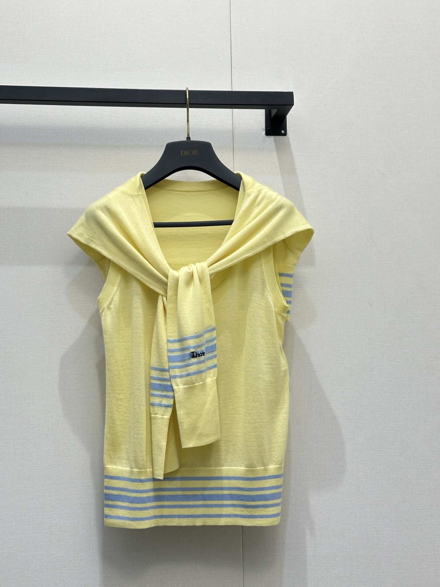 NO:800045,*26new bright yellow fake two-piece knitted vest embellished with blue and yellow stripes, fresh and lively neckline shawl design, the upper body is full of girlishness, the details are super ingenious!  It can be easily used for daily leisure or vacation!  Exclusively customized imported yb mulberry silk cashmere blended material, sleeves with classic brand letter embroidery patterns, low-key yet recognizable, shawl design on the upper body to modify the arm lines, refreshing and comfortable style makes the person tighter and softer, full of romantic atmosphere ~ 1:1 awesome version, the latest spring and summer item, look for the exclusive high version, ready-made SML bulk real shot,,shawls,19860909*26new嫩黄色假两件针织背心蓝黄条纹点缀,清新又活泼领口披肩设计上身将少女感拉满,细节超有巧思！日常休闲或度假都能轻松驾驭！独家定制进口yb桑蚕丝羊绒混纺材质,袖标经典品牌字母刺绣图案,低调又不失辨识度,披肩设计上身修饰手臂线条,清爽舒适的风格将人衬托得更加紧致柔和,浪漫氛围感拉满～1:1超赞版型,春夏最新单品,认准独家高版本 现货 SML大货实拍,,shawls,,Women's clothing