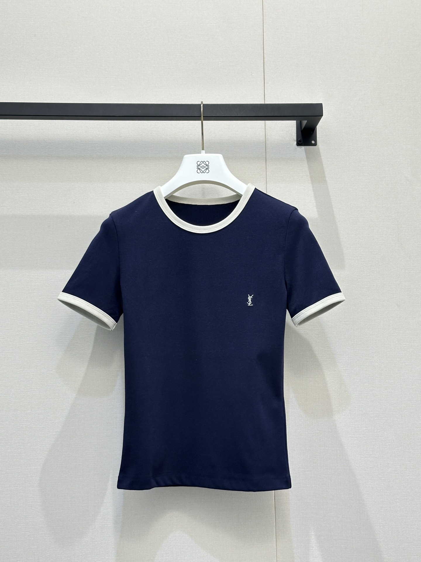 NO:799573,26new Contrast color embroidered small logo pattern round neck short sleeves classic round neck + white contrast hemming, simple and detailed YSL embroidered logo on the chest is low-key and exquisite, knitted cotton blend material, skin-friendly and breathable, slim tailoring to fit the body shape, comfortable and elegant~ Exclusively customized imported yb cotton material, simple and clean style suitable for daily commuting and leisure, can be easily matched with jeans or high-waisted pants, retro casual style, it is a must-have and versatile item in the wardrobe!  1:1 Awesome version, the latest summer items, look for the exclusive high version SML real shots of large products, saint laurent, jeans, T-shirt,1986090926new撞色刺绣小标图案圆领短袖经典圆领+白色撞色包边,简约又有细节感胸前YSL刺绣Logo低调精致,针织棉混纺材质,亲肤透气,修身剪裁贴合身形,舒适又显气质～ 独家定制进口yb棉材质,简约干净的风格适配日常通勤、休闲都能轻松驾驭,搭配牛仔裤或高腰裤,复古休闲风get,是衣橱必备百搭单品！1:1超赞版型,夏季最新单品,认准独家高版本 SML大货实拍,,saint laurent,jeans,T-shirt,,Women's clothing
