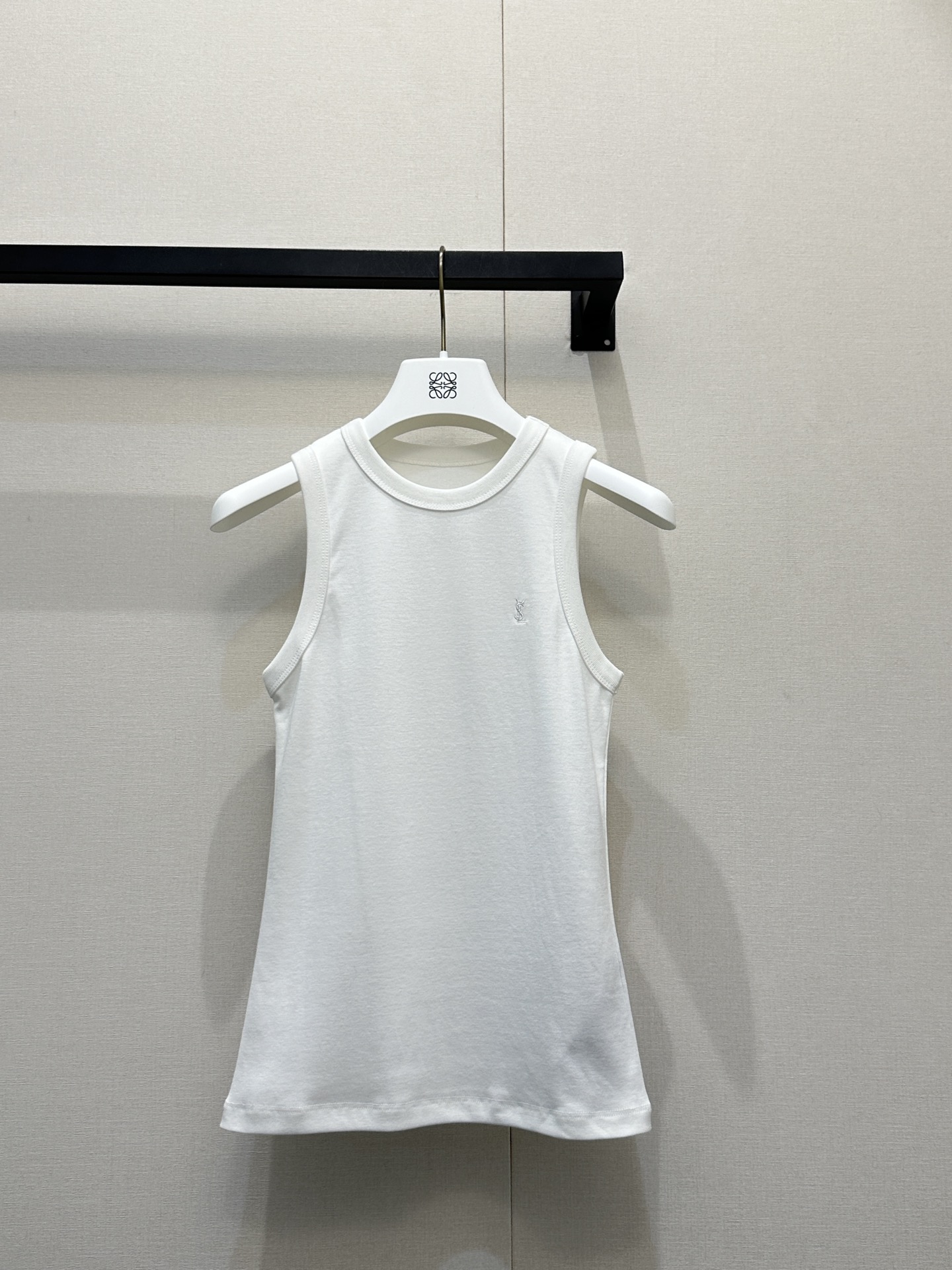 NO:800075,26*SY basic vest!  The ootd unique to hot girls can be worn with eyes closed, and you can become a fashionable person with any combination ~ Exclusively customized imported YB cotton material, with classic letter logo embellishment on the neckline, you can become a fashionable person with any combination of daily wear!  The color scheme is super age-reducing and fashionable!  1:1 Awesome version, the latest item in early spring, look for the exclusive high version, in stock, SML large quantities, real shots,1986090926*SY基础款背心！独属于辣妹的ootd闭眼入,随意搭配都能成为时髦份子～独家定制进口yb棉材质,领口经典 字母标识点缀,日常穿搭随意搭配都能成为时髦精！配色超级减龄又时尚！1:1超赞版型,早春最新单品,认准独家高版本 现货 SML大货实拍,,,Women's clothing