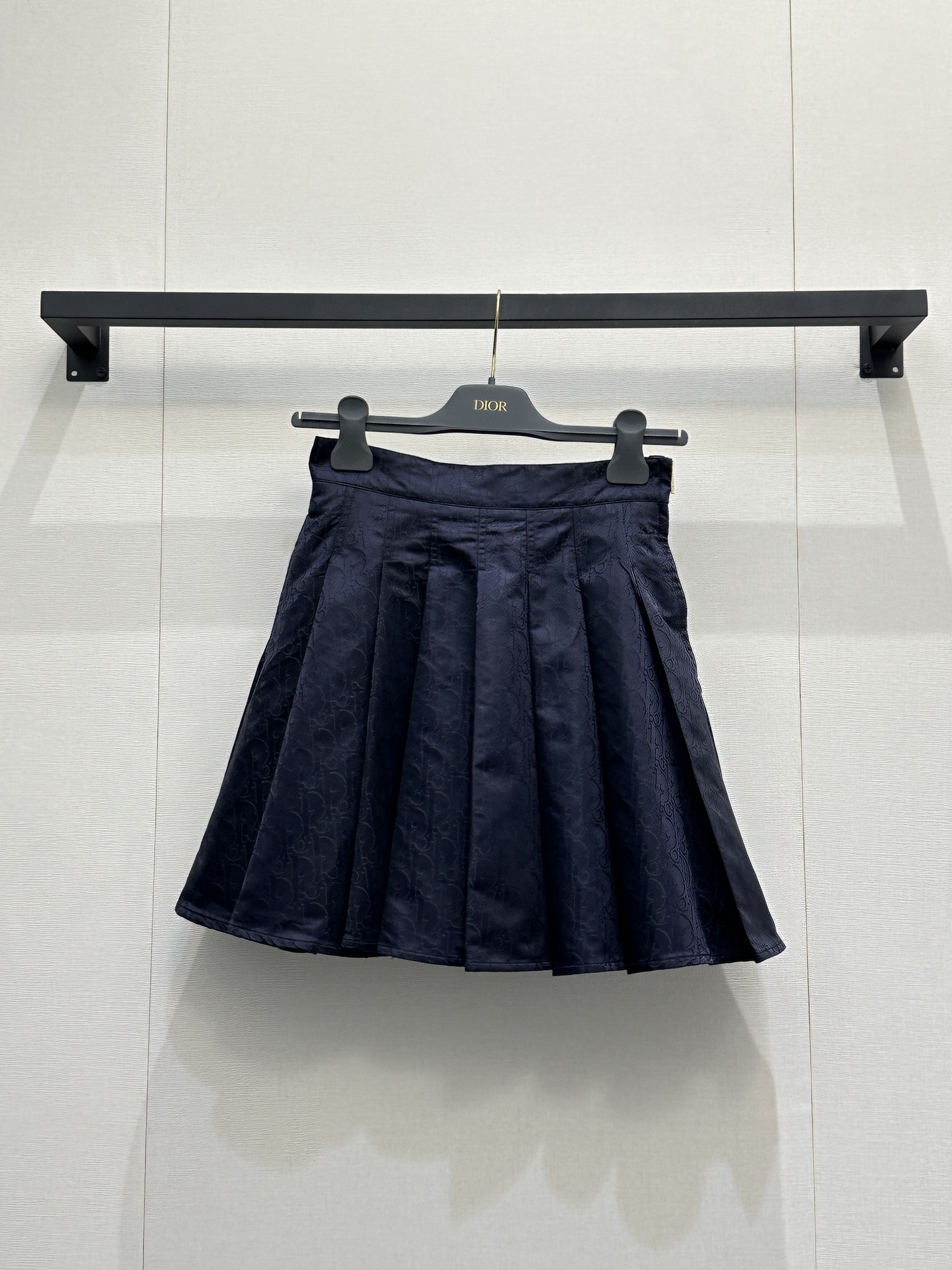 NO:800059,Dio*26Ss new high-waisted pleated skirt丨exclusively developed by yb!  High quality production!  Customized jacquard fabric, full of texture, quite wide and stylish!  A-line version of the pleated skirt with integrated zipper metal highlights the brand's exclusive high-end texture and style. The pleated skirt with rich layers is smart and elegant and plays the role of modifying the shape of the crotch and legs. As a versatile item, it looks tall and fashionable, suitable for commuting and daily dating. Ready-made S/M/L large quantities of real shots, dior, skirts,19860909Dio*26Ss新款 高腰百褶半身裙丨独家yb开发！高版出品！定制提花面料,质感十足 挺阔有型！A字版百褶裙 拉链金属融入 彰显品牌专属的高级质感和格调 层次丰富的百褶裙摆 灵动飘逸 起到修饰胯部和腿形的作用 作为百搭单品 显高又时髦 通勤与日常约会都 现货发售S/M/L大货实拍,,dior,skirts,,Women's clothing