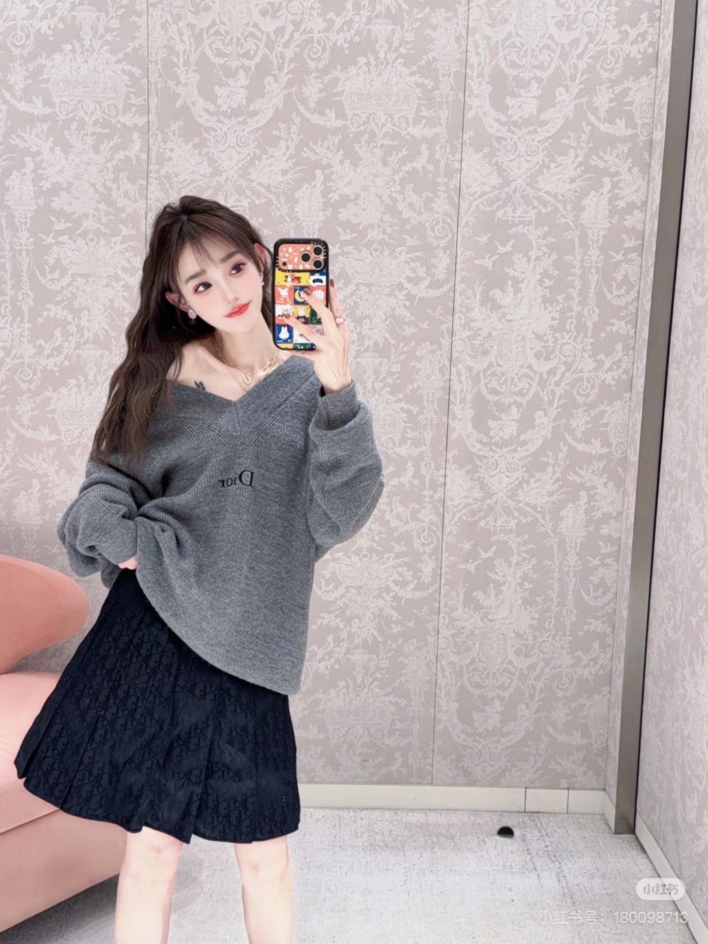 NO:800061,Dio*26Ss new high-waisted pleated skirt丨exclusively developed by yb!  High quality production!  Customized jacquard fabric, full of texture, quite wide and stylish!  A-line version of the pleated skirt with integrated zipper metal highlights the brand's exclusive high-end texture and style. The pleated skirt with rich layers is smart and elegant and plays a role in modifying the shape of the crotch and legs. As a versatile item, it looks tall and fashionable, suitable for commuting and daily dating. Ready for sale in S/M/L, dior, skirts,19860909Dio*26Ss新款 高腰百褶半身裙丨独家yb开发！高版出品！定制提花面料,质感十足 挺阔有型！A字版百褶裙 拉链金属融入 彰显品牌专属的高级质感和格调 层次丰富的百褶裙摆 灵动飘逸 起到修饰胯部和腿形的作用 作为百搭单品 显高又时髦 通勤与日常约会都 现货发售S/M/L,,dior,skirts,,Women's clothing