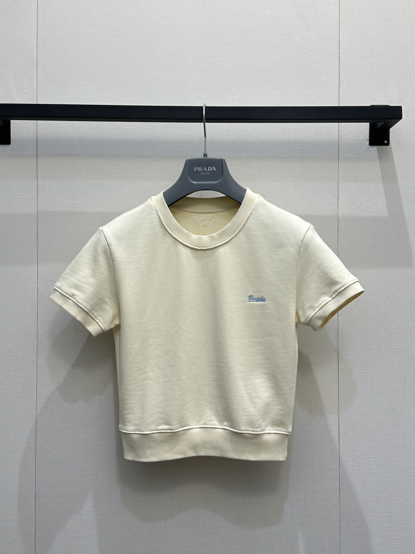 NO:800063,*26new Cream yellow short-sleeved T-shirt with contrasting letters has a round neck design that is simple and versatile, and the blue embroidered logo on the chest is full of details. The triangle logo embellishment on the back neckline echoes the front placket elements!  Exclusively customized and imported yb100 cotton material, the short version optimizes the proportion of the body. It can be worn alone or layered, and it can easily create a casual daily style. The creamy yellow color is fresh and soft, and it looks great when paired with dark or bright bottoms. It is a must-have and versatile item in the summer wardrobe!  1:1 awesome version, the latest spring and summer items, look out for the exclusive high version, SML real shots of large products, T-shirt, tees, t-shirt,19860909*26new撞色字母奶黄色短袖T恤圆领设计简约百搭,胸前蓝色刺绣Logo细节感满满后领口三角徽标点缀与前襟元素相呼应！ 独家定制进口yb100棉材质,短款版型优化身材比例,单穿或内搭都很OK,轻松打造休闲日常风.奶黄色调清新柔和,搭配深色或亮色下装都很出彩,是夏季衣橱必备百搭单品！1:1超赞版型,春夏最新单品,认准独家高版本 SML大货实拍,,T-shirt,tees，t-shirt,,Women's clothing