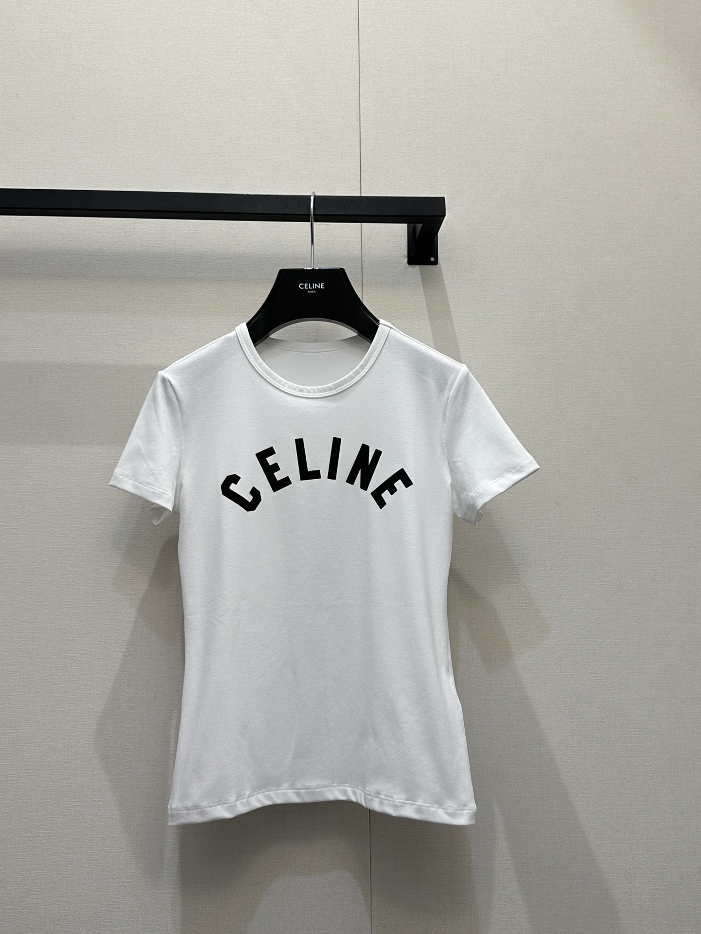 NO:800067,*26 Printed stretch short-sleeved T-shirt wraps the body in an elastic fit but is not tight. The logo on the chest is the soul ~ The clean and simple style is classic and timeless!  Exclusively customized and imported yb cotton material, the classic round neck just modifies the neckline, so you can wear it casually without any pressure!  The slim fit fits the body shape but does not tighten the flesh. It quietly narrows the waist and abdomen lines and hides the 'thinness' in the slack. 1:1 awesome fit, the latest item in early autumn, look for the exclusive high version. In stock SML real shots of large goods, T-shirt, tees, t-shirt,19860909*26印花弹力短袖T恤包裹弹力版型裹身却不紧绷,胸前logo是灵魂～干净简洁的款式经典不过时！ 独家定制进口yb棉材质,经典圆领刚好修饰颈线,不挑人随便穿搭无压力！修身版型贴合身形,却不勒肉,悄悄收窄腰腹线条,把“显瘦”藏在松弛里1:1超赞版型,早秋最新单品,认准独家高版本 现货 SML大货实拍,,T-shirt,tees，t-shirt,,Women's clothing