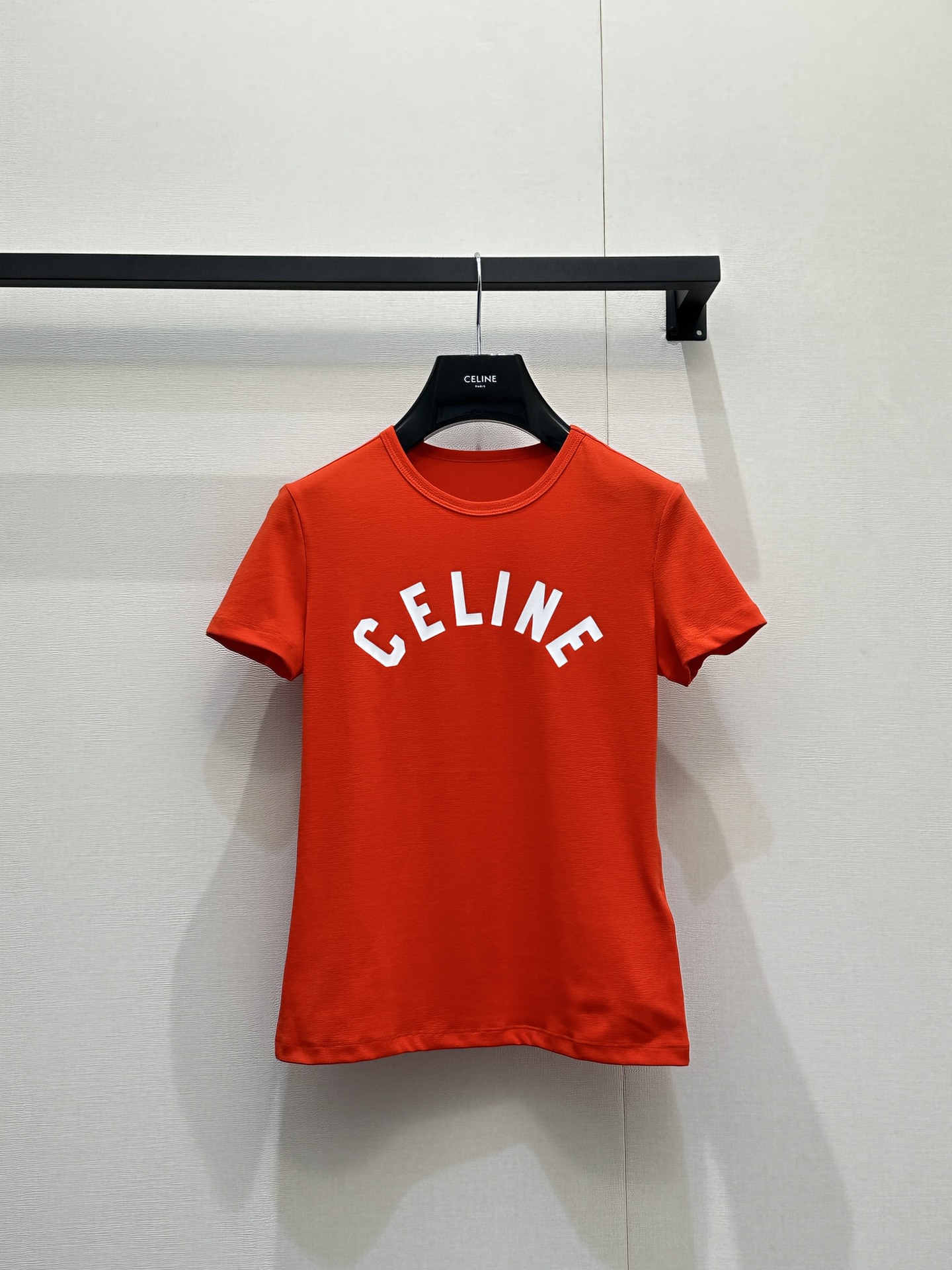 NO:800071,*26 Printed stretch short-sleeved T-shirt wraps the body in an elastic fit but is not tight. The logo on the chest is the soul ~ The clean and simple style is classic and timeless!  Exclusively customized and imported yb cotton material, the classic round neck just modifies the neckline, so you can wear it casually without any pressure!  The slim fit fits the body shape but does not tighten the flesh. It quietly narrows the waist and abdomen lines and hides the 'thinness' in the slack. 1:1 awesome fit, the latest item in early autumn, look for the exclusive high version. In stock SML real shots of large goods, T-shirt, tees, t-shirt,19860909*26印花弹力短袖T恤包裹弹力版型裹身却不紧绷,胸前logo是灵魂～干净简洁的款式经典不过时！ 独家定制进口yb棉材质,经典圆领刚好修饰颈线,不挑人随便穿搭无压力！修身版型贴合身形,却不勒肉,悄悄收窄腰腹线条,把“显瘦”藏在松弛里1:1超赞版型,早秋最新单品,认准独家高版本 现货 SML大货实拍,,T-shirt,tees，t-shirt,,Women's clothing