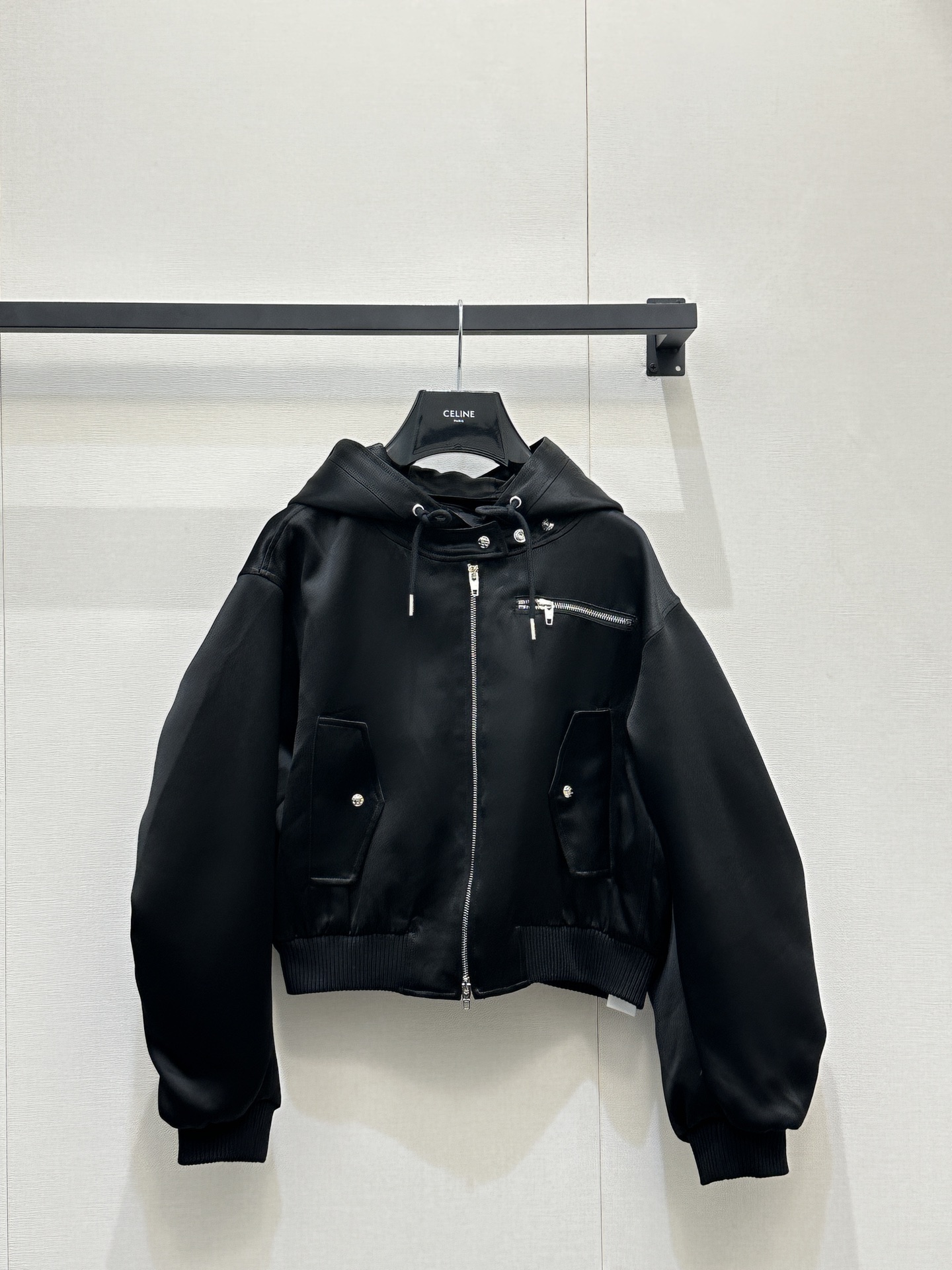 NO:800056,CELINE26 new style!  Black satin hooded jacket｜Welding a sense of luxury to the body, the glossy satin material, with the hood removed, brings a cool and noble air!  Hooded drawstring + pleated puff sleeves, just the right balance between sweet and cool. Multi-pocket zipper design, practical and detailed. The short version is neat and tall, and can be worn with jeans/skirts to create a relaxed feeling!  It’s that all-purpose cool jacket in your wardrobe that can hold up to all occasions ~ SML’s actual photos of large products,,celine,skirts,jeans,jackets & coats,jackets & coats,hats,19860909CELINE26新款！黑色缎面连帽夹克｜把高级感焊在身上光泽感缎面材质,帽子拆卸 自带清冷贵气！连帽抽绳+抽褶泡泡袖,甜酷平衡得刚刚好 多口袋拉链设计,实用又有细节感.短款版型利落显高,搭牛仔裤/半裙都能穿出松弛感！是衣柜里那件能hold住所有场合的万能酷感外套～SML大货实拍,,celine,skirts,jeans,jackets & coats,jackets & coats,hats,,Women's clothing