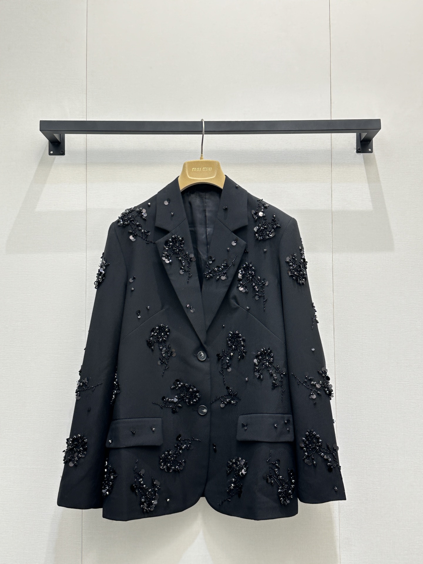 NO:800068,p (suit) Miumi's latest model Holiday black handmade sparkling beaded embroidered suit jacket is originally developed!  High quality production!  Each of the high-end handmade beading beads is made of imported glass diamonds. The texture and gloss are superb!  From the accessories to the ready-made clothes, they are full of details. The whole dress is heavy and sparkling, and the silhouette is versatile and easy to match. The upper body is also huge and looks slim. It is in stock. SML has real shots of large products,,miumiu,jackets & coats,business suit,19860909p（西装）Miumi*新款 Holiday黑色手工闪耀定珠刺绣西装外套 原版开发！高版出品！高定手工钉珠每个钉珠都是进口玻璃钻 质感跟光泽度都超级棒！从辅料到成衣都是细节满满.整件衣服沉甸甸巨闪耀廓型设计百搭不挑人 上身还巨巨巨显瘦 现货 SML大货实拍,,miumiu,jackets & coats,business suit,,Women's clothing