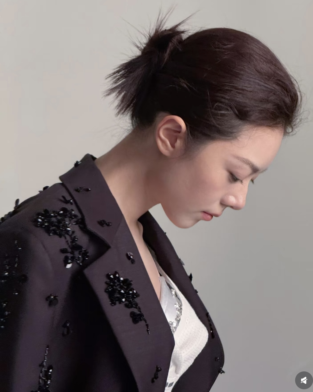 NO:800070,p (suit) Miumi's latest model Holiday black handmade sparkling beaded embroidered suit jacket is originally developed!  High quality production!  Each of the high-end handmade beading beads is made of imported glass diamonds. The texture and gloss are superb!  From accessories to ready-to-wear, everything is full of details. The whole piece of clothing is heavy, sparkling, and has a versatile silhouette that doesn’t look too picky. The upper body is also huge and looks slim. Ready in stock SML,,miumiu,jackets & coats,business suit,19860909p（西装）Miumi*新款 Holiday黑色手工闪耀定珠刺绣西装外套 原版开发！高版出品！高定手工钉珠每个钉珠都是进口玻璃钻 质感跟光泽度都超级棒！从辅料到成衣都是细节满满.整件衣服沉甸甸巨闪耀廓型设计百搭不挑人 上身还巨巨巨显瘦 现货 SML,,miumiu,jackets & coats,business suit,,Women's clothing