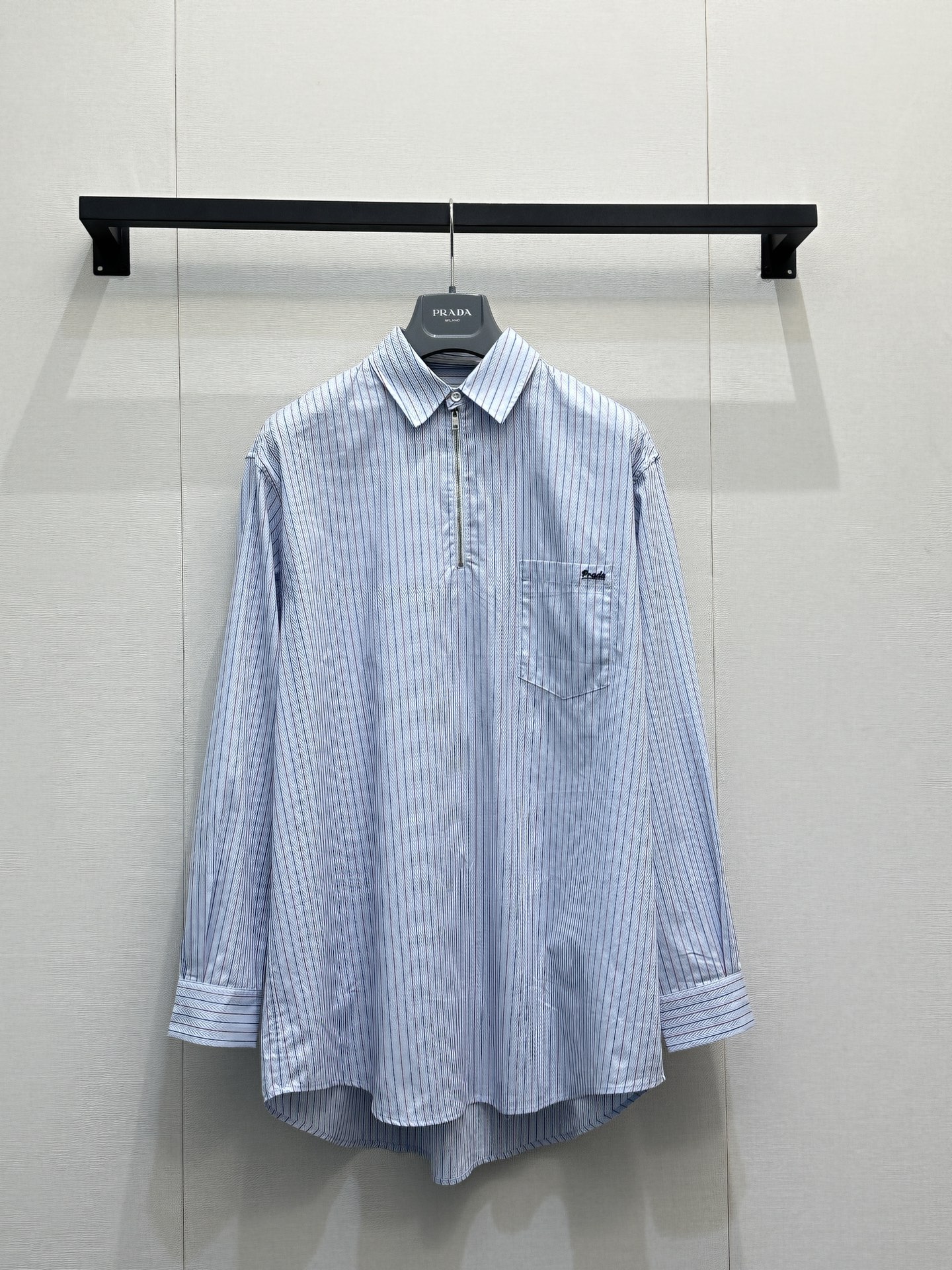NO:800612,*26new Contrast Color Striped Vertical Stripe Shirt. Drapey fabric + careful front zipper. The length is just right to cover the flesh of the thighs. It is super comfortable for daily wear for commuting and dating!  Exclusively customized imported yb cotton material, classic vertical stripes + loose fit, simple and design, exquisite details on the cuffs and collar, embroidered letter logo on the chest, full of brand recognition. It looks great when paired with shorts or wide-leg pants, and can easily switch between casual or intellectual style. Wear it alone with white shoes, or wear a belt with suit pants, you can show different temperaments, it is a versatile wardrobe artifact!  1:1 awesome version, the latest spring and summer items, look out for the exclusive high version, SML real shots of large products, shorts, shirts, business suits,19860909*26new撞色条纹竖条纹衬衫 垂坠感面料+前襟拉链小心机,长度刚好遮住大腿肉肉,通勤约会两不误日常穿着超舒适！ 独家定制进口yb棉材质,经典竖条纹+宽松版型,简约又有设计感,袖口和领口细节很精致,胸前刺绣字母徽标,品牌辨识度满满搭配短裤或阔腿裤都很出彩,轻松切换休闲or知性风.单穿配小白鞋,或系腰带配西装裤,都能展现不同气质,是衣橱百搭神器！1:1超赞版型,春夏最新单品,认准独家高版本 SML大货实拍,,shorts,shirts,business suit,,Women's clothing
