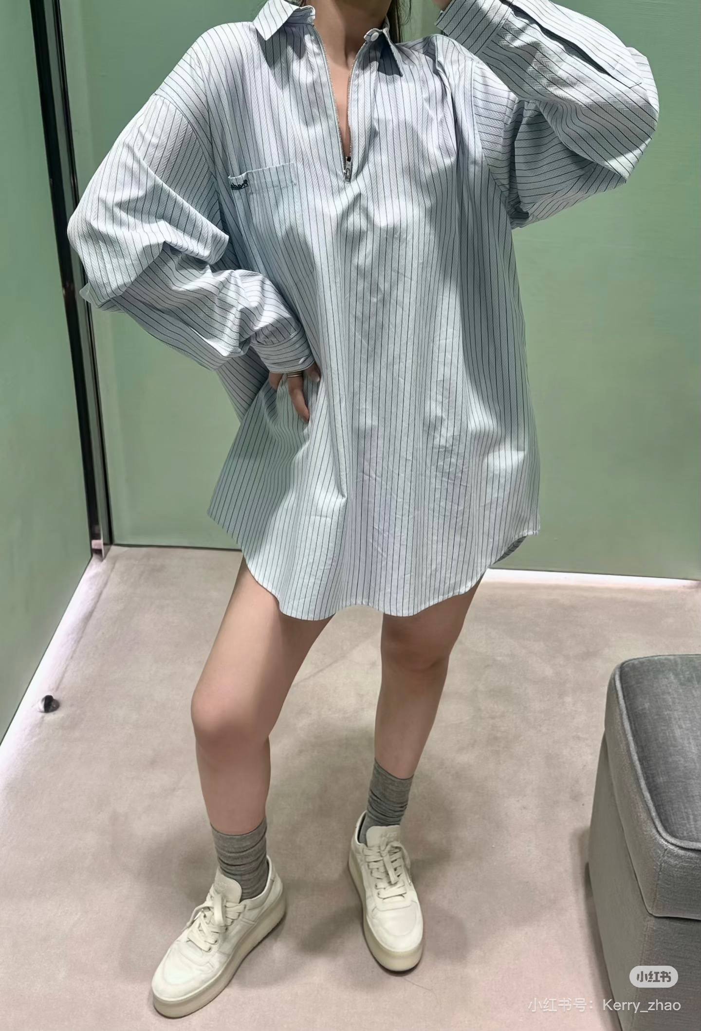 NO:800614,*26new Contrast Color Striped Vertical Stripe Shirt. Drapey fabric + careful front zipper. The length is just right to cover the flesh of the thighs. It is super comfortable for daily wear for commuting and dating!  Exclusively customized imported yb cotton material, classic vertical stripes + loose fit, simple and design, exquisite details on the cuffs and collar, embroidered letter logo on the chest, full of brand recognition. It looks great when paired with shorts or wide-leg pants, and can easily switch between casual or intellectual style. Wear it alone with white shoes, or wear a belt with suit pants, you can show different temperaments, it is a versatile wardrobe artifact!  1:1 awesome version, the latest spring and summer items, look out for the exclusive high version SML, shorts, shirts, business suits,19860909*26new撞色条纹竖条纹衬衫 垂坠感面料+前襟拉链小心机,长度刚好遮住大腿肉肉,通勤约会两不误日常穿着超舒适！ 独家定制进口yb棉材质,经典竖条纹+宽松版型,简约又有设计感,袖口和领口细节很精致,胸前刺绣字母徽标,品牌辨识度满满搭配短裤或阔腿裤都很出彩,轻松切换休闲or知性风.单穿配小白鞋,或系腰带配西装裤,都能展现不同气质,是衣橱百搭神器！1:1超赞版型,春夏最新单品,认准独家高版本 SML,,shorts,shirts,business suit,,Women's clothing