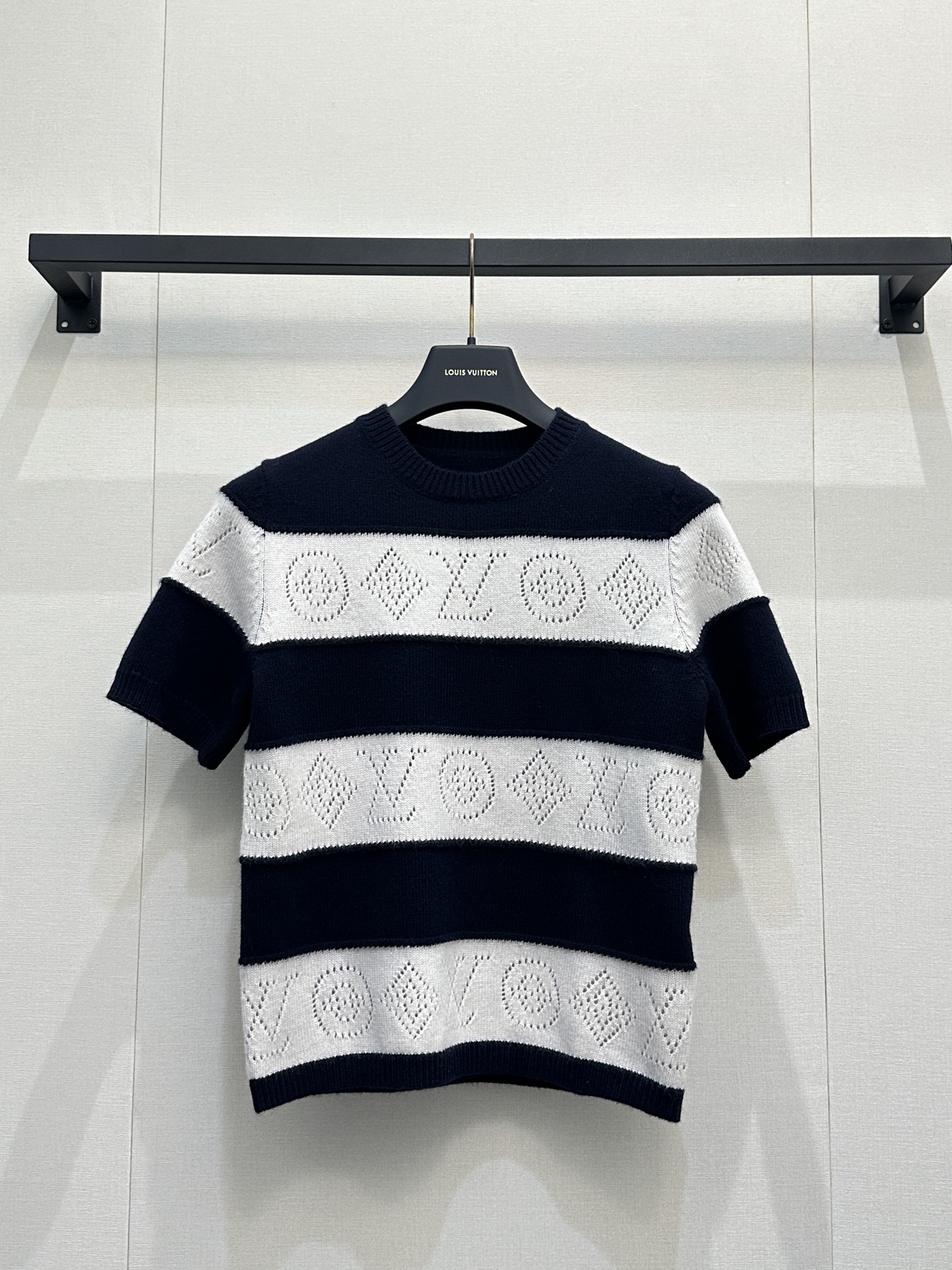NO:800602,26ss new cashmere blended knitted short sleeves!  The classic stripe design is stitched together, and the hollow logo pattern is super detailed. High-quality knitted fabric, soft and comfortable, perfect for spring and summer!  The short-sleeved design is OK to wear alone or layered under, and you can easily create a casual and elegant style. Inspired by nautical elements, the stripes symbolize freedom and voyages, and can be easily used in daily commuting and leisure occasions. Two-color SML products are actually shot,, T-shirt,1986090926ss新款羊绒混纺针织短袖！经典条纹设计拼接,镂空logo图案超有细节感.高品质针织面料,柔软舒适,春夏穿超合适！短袖设计,单穿或内搭都很OK,轻松打造休闲优雅风.航海元素灵感,条纹象征自由与远航,日常通勤、休闲场合都能轻松驾驭,两色SML大货实拍,,T-shirt,,Women's clothing