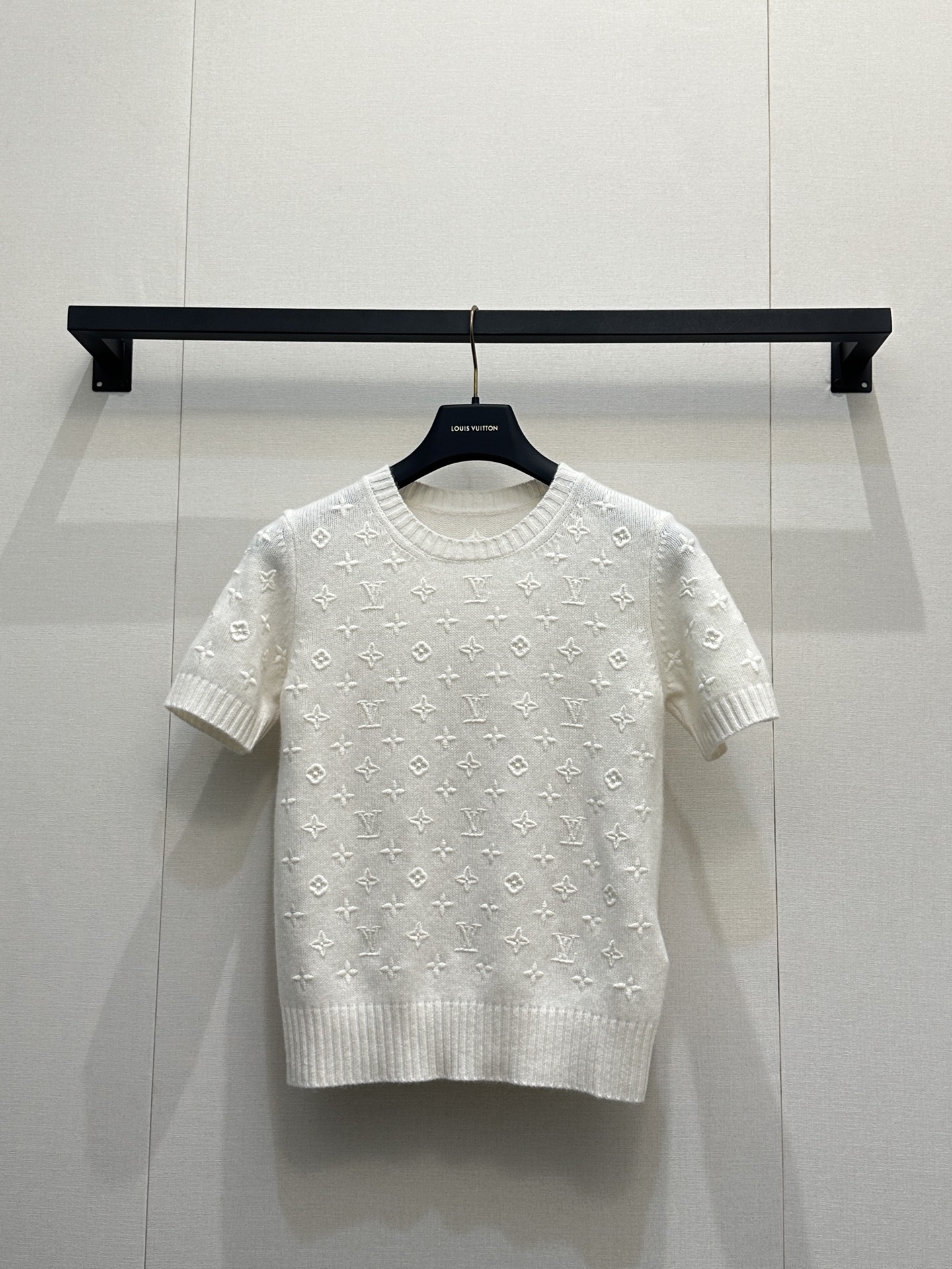 NO:800607,Louis Vuitton all-over printed old flower jacquard short-sleeved sweater｜French light luxury commuting style LV's short-sleeved sweater perfectly combines delicacy and gentleness!  Fully printed with classic Monogram presbyopia jacquard technology, the same color jacquard is low-key and high-end, the round-neck rib design is simple and elegant, the soft and skin-friendly knitted fabric is breathable and comfortable, the short version raises the waistline and modifies the body proportions. It is very suitable for daily commuting and dating. It can be easily worn with suit pants, skirts and jeans. It is a timeless and light luxury item. Size S M L, actual shot, louis vuitton, louis  vuitton,skirts,jeans,T-shirt,business suit,19860909Louis Vuitton满印老花提花短袖针织衫｜法式轻奢通勤款 LV这款短袖针织衫把精致与温柔完美融合！满印经典Monogram老花提花工艺,同色系提花低调又高级,圆领罗纹设计简约大气,软糯亲肤的针织面料透气舒适,短款版型拉高腰线,修饰身材比例,日常通勤、约会穿搭都超合适,搭配西装裤、半裙、牛仔裤都能轻松驾驭,是永不过时的轻奢气质单品. 尺码S M L大货实拍,,louis vuitton,louis vuitton,skirts,jeans,T-shirt,business suit,,Women's clothing