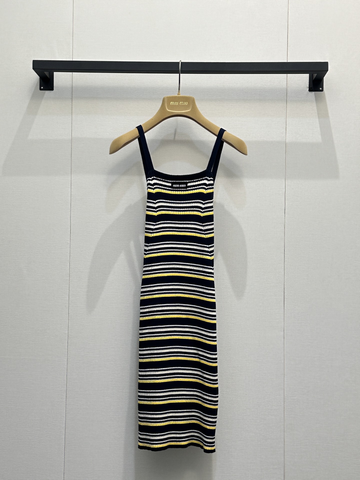 NO:800617,*26new logo letter yellow and green striped straps cross vest dress with cross strap design on the back. Wearing alone and layering can perfectly show the vitality of spring and summer, making you look slim and refined!  The simple combination of secondary color stripe elements has a retro and age-reducing temperament ~ Exclusively customized imported yb cotton material, embroidered with classic logo letters on the chest, highlighting the brand's classic charm value. Trendy people must buy versatile items for layering, 1:1 awesome version, the latest spring and summer items, look for the exclusive high version SML real shots of large goods,,skirts,19860909*26new徽标字母黄绿条纹绑带交叉背心裙后背交叉绑带设计,单穿叠搭都能将春夏元气气息完美展现,显瘦又精致！间色条纹元素简意搭配都带有复古减龄气质～ 独家定制进口yb棉材质,胸前经典徽标字母刺绣logo点缀,突显品牌经典魅力价值,潮人必入叠搭万能单品,1:1超赞版型 春夏最新单品 认准独家高版本 SML大货实拍,,skirts,,Women's clothing
