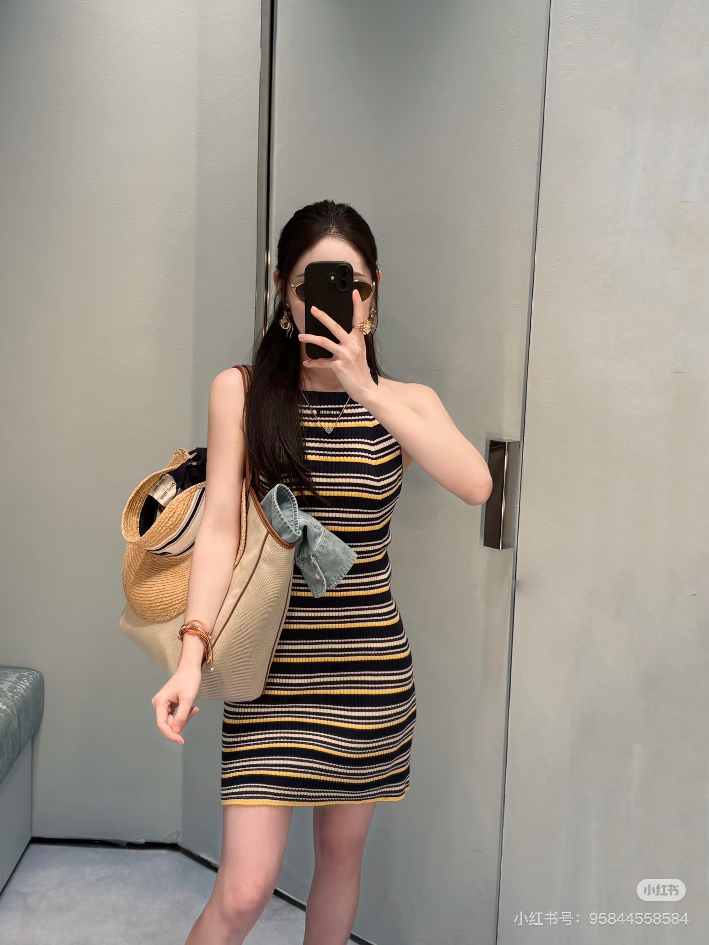NO:800618,*26new logo letter yellow and green striped straps cross vest dress with cross strap design on the back. Wearing alone and layering can perfectly show the vitality of spring and summer, making you look slim and refined!  The simple combination of secondary color stripe elements has a retro and age-reducing temperament~ Exclusively customized imported yb cotton material, embroidered with classic logo letters on the chest, highlighting the brand's classic charm value. Trendy people must buy versatile items for layering, 1:1 awesome version, the latest items for spring and summer, look for exclusive high-end versions SML,,skirts,19860909*26new徽标字母黄绿条纹绑带交叉背心裙后背交叉绑带设计,单穿叠搭都能将春夏元气气息完美展现,显瘦又精致！间色条纹元素简意搭配都带有复古减龄气质～ 独家定制进口yb棉材质,胸前经典徽标字母刺绣logo点缀,突显品牌经典魅力价值,潮人必入叠搭万能单品,1:1超赞版型 春夏最新单品 认准独家高版本 SML,,skirts,,Women's clothing