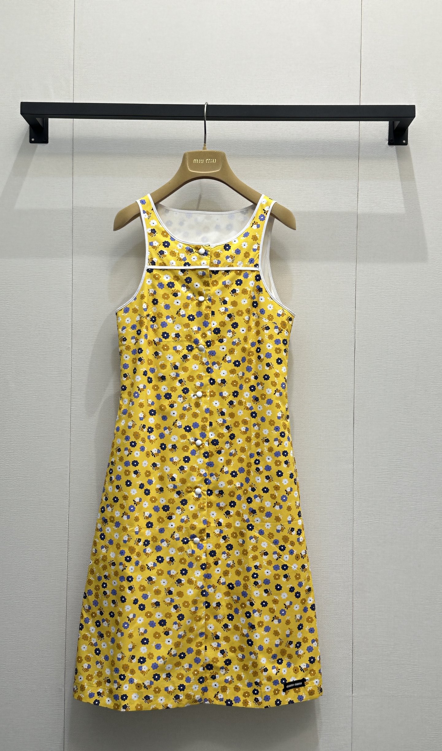 NO:800620,Miu Mi*26 new style bright yellow floral sleeveless dress. The bright yellow bottom is covered with fresh small floral flowers. It brings a sense of summer vitality. The round neck sleeveless design is refreshing and reduces age, and outlines the slender shoulder and neck lines. The placket buttoning + contrasting hemming details are full of details. The A-line version is not flattering on the figure. It can easily cover the flesh and look slimmer. The upper body is gentle and flexible. It is suitable for vacations, dates, daily commuting and other scenes. It is a dynamic item that lights up summer wear. Size S M  L big goods real shot,,miumiu,skirts,19860909Miu Mi*26新款 明黄色碎花无袖连衣裙,明媚黄底铺满清新小碎花,自带夏日元气氛围感,圆领无袖设计清爽减龄,勾勒纤细肩颈线条,门襟排扣+撞色包边细节感拉满,A字版型不挑身材,轻松遮肉显瘦,上身温柔又灵动,适配度假、约会、日常通勤等多种场景,是点亮夏日穿搭的活力单品.尺码 S M L大货实拍,,miumiu,skirts,,Women's clothing