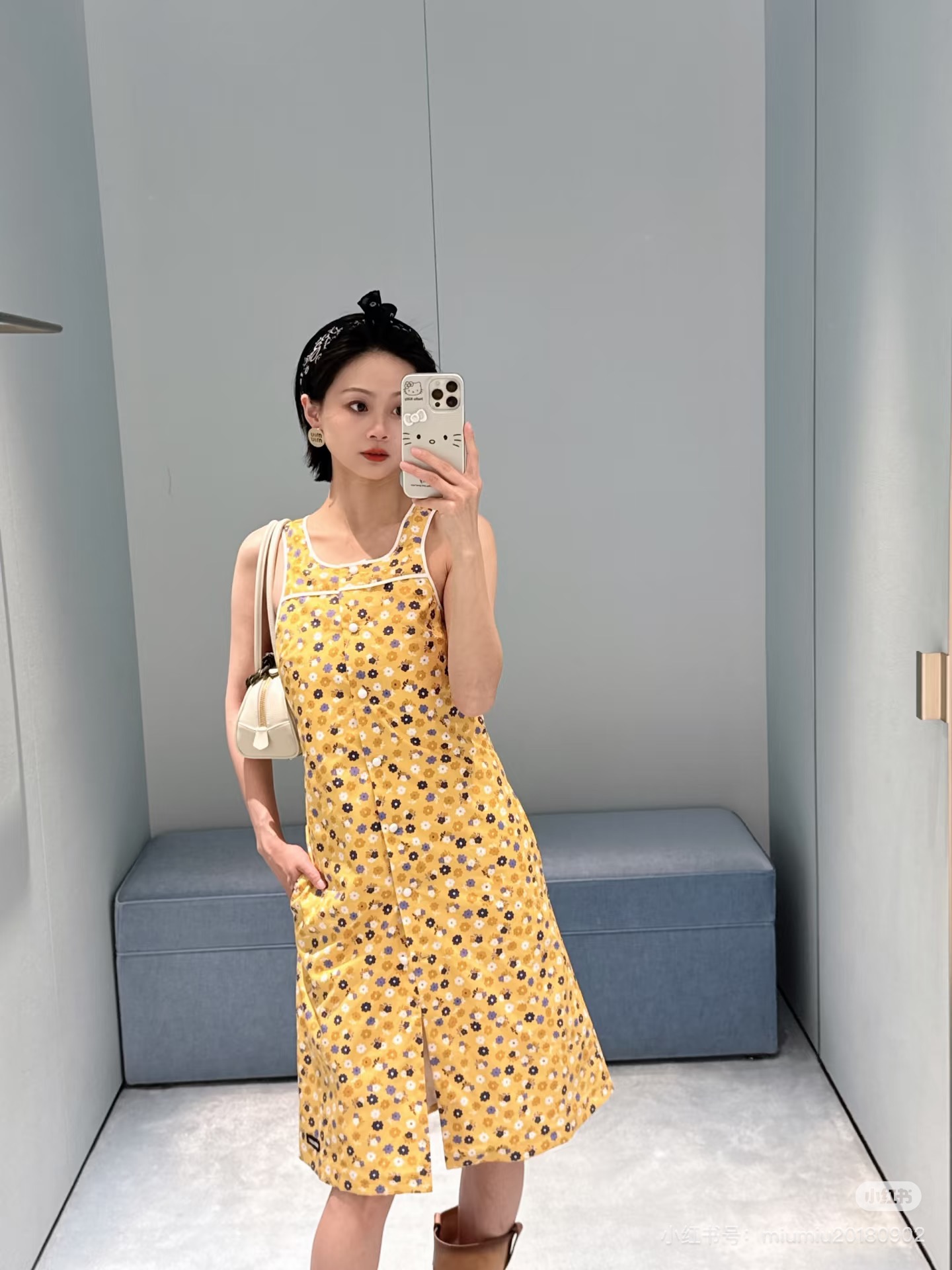 NO:800622,Miu Mi*26 new style bright yellow floral sleeveless dress. The bright yellow bottom is covered with fresh small floral flowers. It brings a sense of summer vitality. The round neck sleeveless design is refreshing and reduces age, and outlines the slender shoulder and neck lines. The placket buttoning + contrasting hemming details are full of details. The A-line version is not flattering on the figure. It can easily cover the flesh and look slimmer. The upper body is gentle and flexible. It is suitable for vacations, dates, daily commuting and other scenes. It is a dynamic item that lights up summer wear. Size S M  L,,miumiu,skirts,19860909Miu Mi*26新款 明黄色碎花无袖连衣裙,明媚黄底铺满清新小碎花,自带夏日元气氛围感,圆领无袖设计清爽减龄,勾勒纤细肩颈线条,门襟排扣+撞色包边细节感拉满,A字版型不挑身材,轻松遮肉显瘦,上身温柔又灵动,适配度假、约会、日常通勤等多种场景,是点亮夏日穿搭的活力单品.尺码 S M L,,miumiu,skirts,,Women's clothing