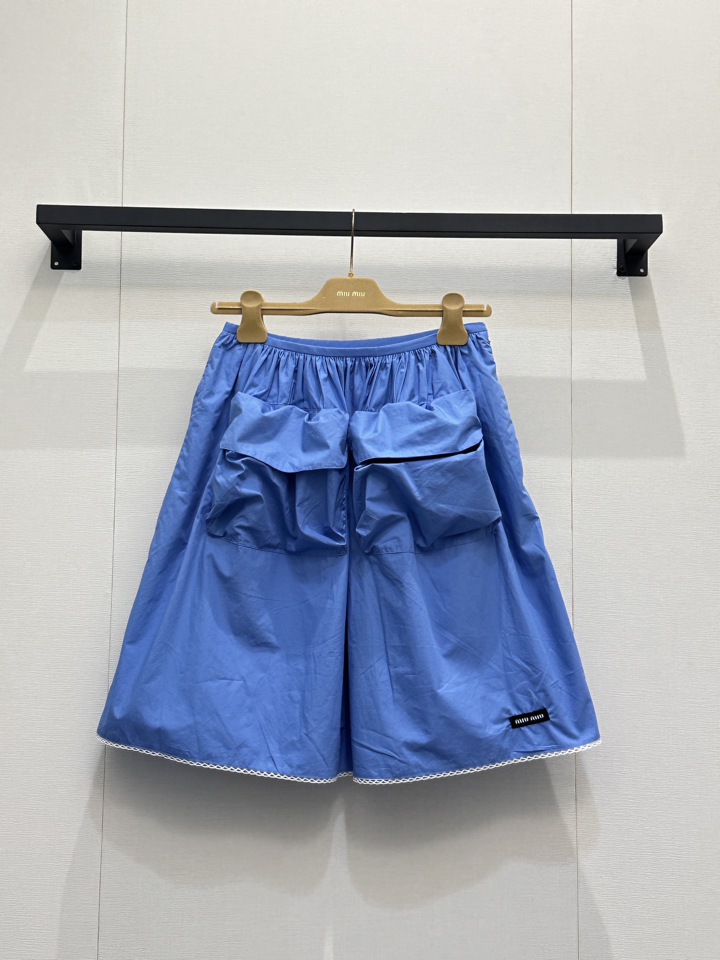 NO:800624,Miu Miu 26 spring and summer new blue big pocket flower bud skirt. High-count pure cotton fabric. Breathable and firm but not soft. Elastic waist design. Easy to put on and take off without constricting the waist. Three-dimensional large pocket design. Sweet and cool feeling. Contrast color lace skirt. Full sense of detail.19860909Miu Miu 26春夏新款蓝色大口袋花苞半身裙 高支纯棉面料 透气挺括不软塌 松紧腰设计 穿脱自由不勒腰 立体大口袋设计 甜酷感拉满 撞色蕾丝花边裙摆 细节感满满 A字花苞版型 修饰腰臀显腿长 尺码 S M L大货实拍,,miumiu,skirts,,Women's clothing