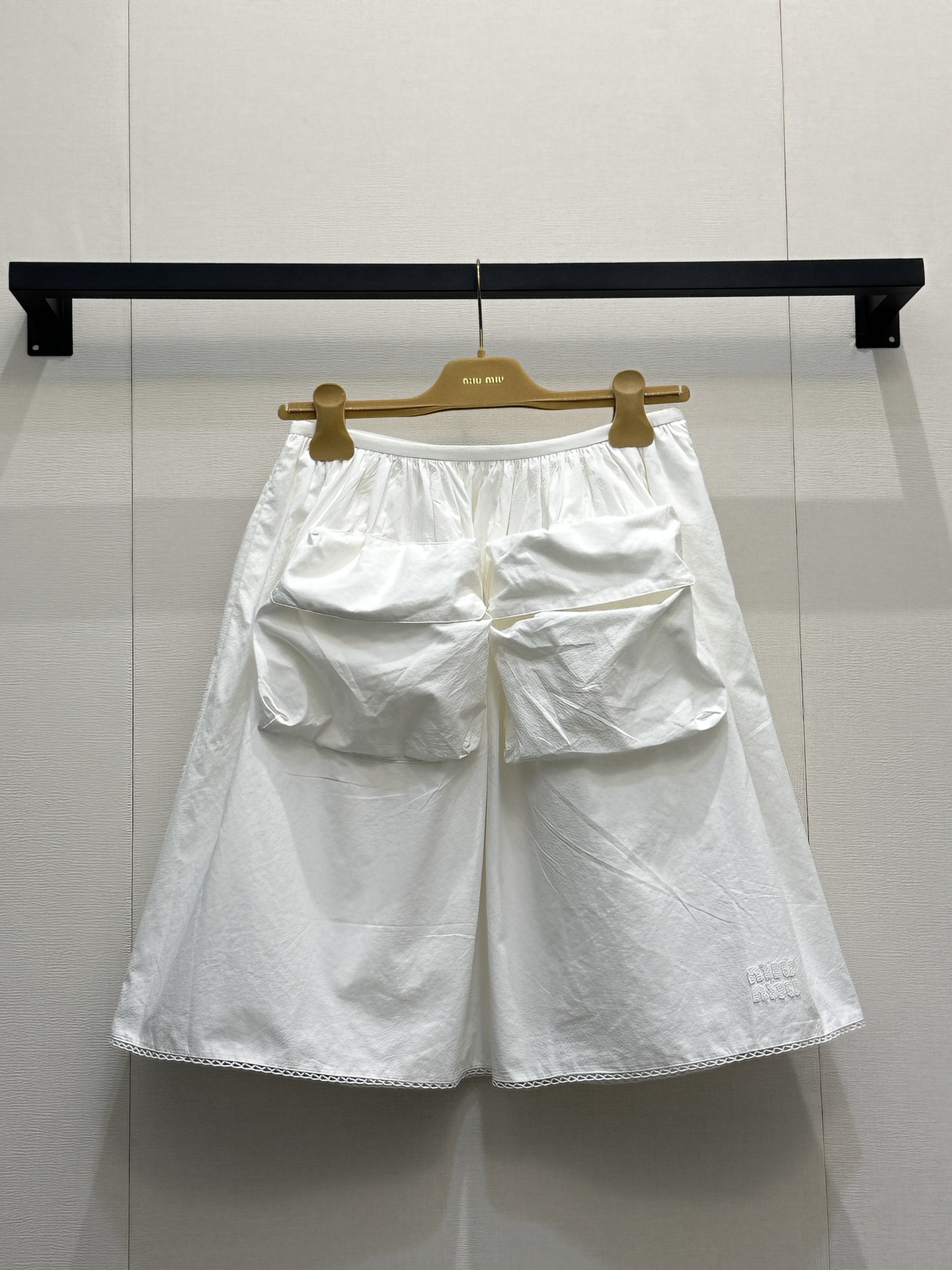 NO:800628,Miu Miu 26 spring and summer new blue big pocket flower bud skirt. High-count pure cotton fabric. Breathable and firm but not soft. Elastic waist design. Easy to put on and take off without constricting the waist. Three-dimensional large pocket design. Sweet and cool feeling. Contrast color lace skirt. Full sense of detail.19860909Miu Miu 26春夏新款蓝色大口袋花苞半身裙 高支纯棉面料 透气挺括不软塌 松紧腰设计 穿脱自由不勒腰 立体大口袋设计 甜酷感拉满 撞色蕾丝花边裙摆 细节感满满 A字花苞版型 修饰腰臀显腿长 尺码 S M L大货实拍,,miumiu,skirts,,Women's clothing